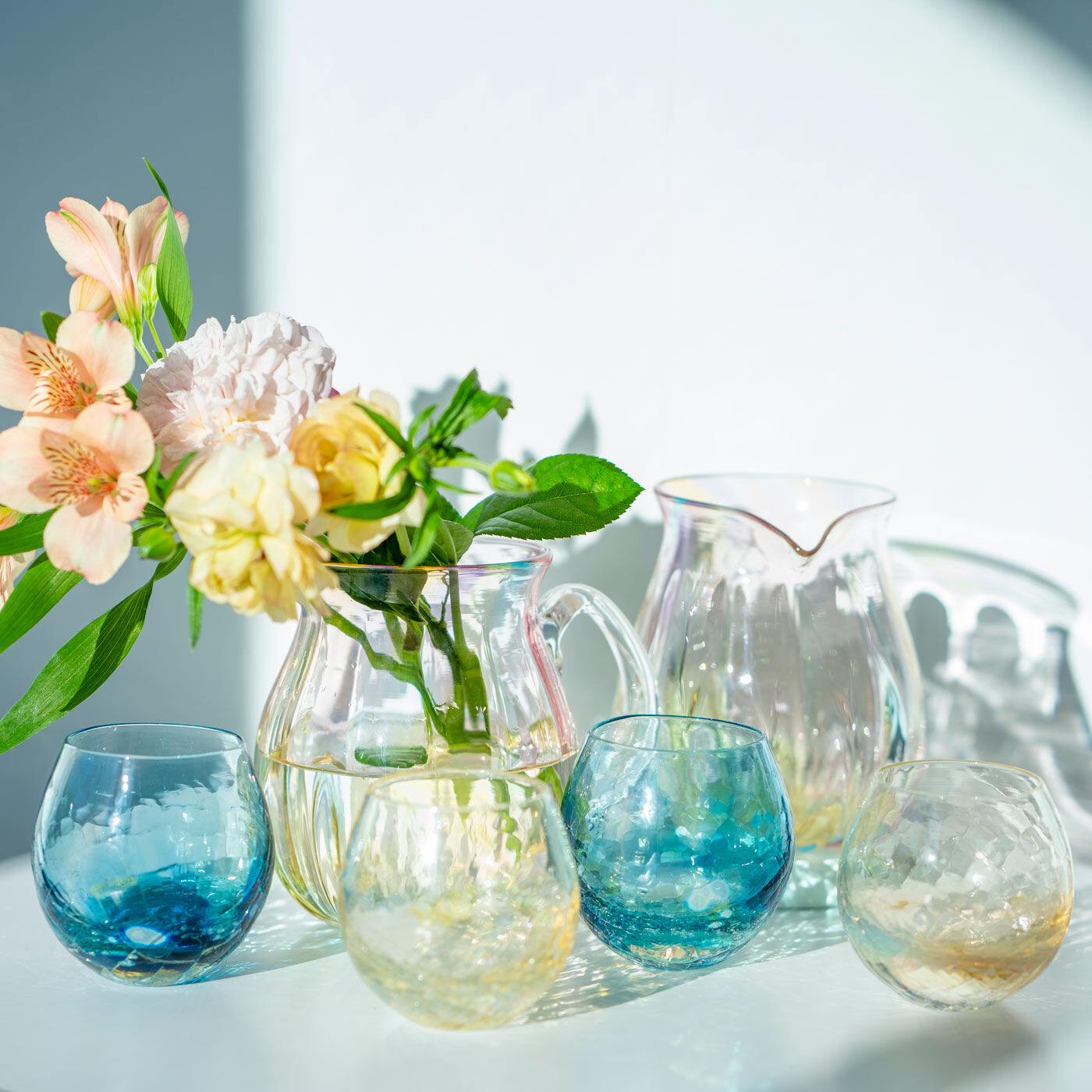 ＆Stories|小田原のガラス職人が作った　オーロラが溶け込んだ宙吹きピッチャー|使うたびに暮しが潤うグラスキャリコの逸品達。今年も魅力的な新モデルが一杯。