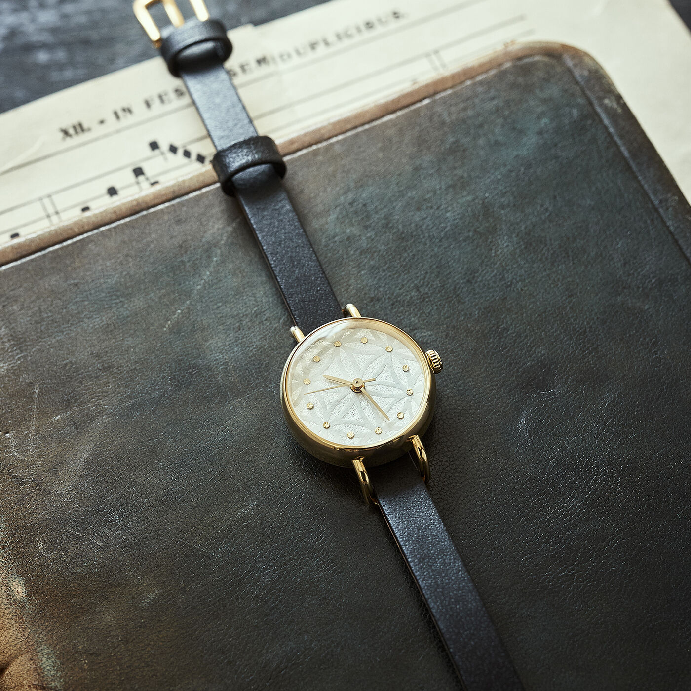 ＆Stories|金沢の時計職人が手掛けた 紋切り麻輪違柄に見惚れる腕時計〈漆黒色〉[本革 時計：日本製]|古来、厄除けとして使われてきた文様「麻輪違（あさわちがい）」をデザインした文字盤。