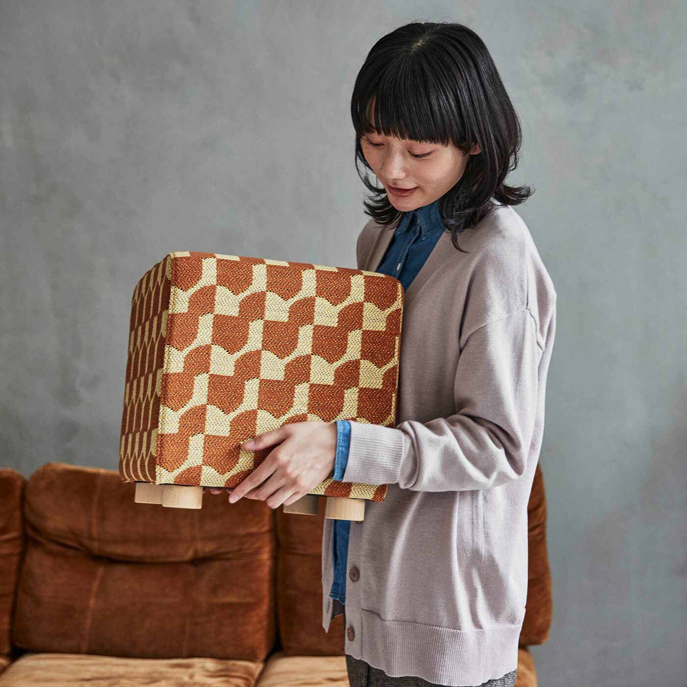 ＆Stories|テキスタイルデザイナーと家具職人が作った 播州ジャカード織のスツール〈レモンティー色〉|女性でも楽に移動できる約3kgの重さ。