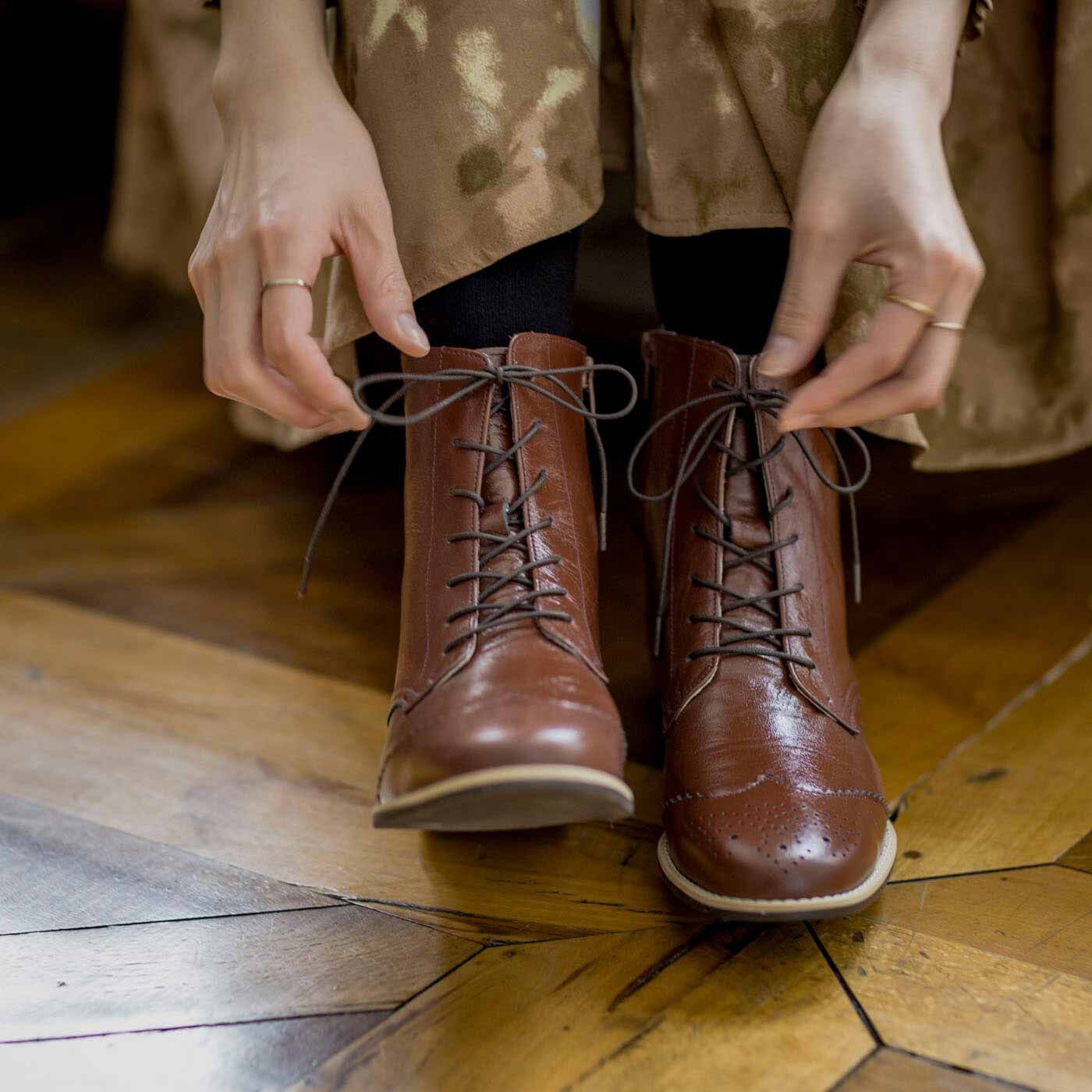 ＆Stories|長田の靴職人が作った　職人本革のウィングチップブーツ〈レッドブラウン〉|履くしぐさまでスマートに美しく見えるのがこだわり。