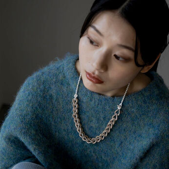 ＆Stories | 群馬刺繍工房ワルツネックレス〈ベージュ〉