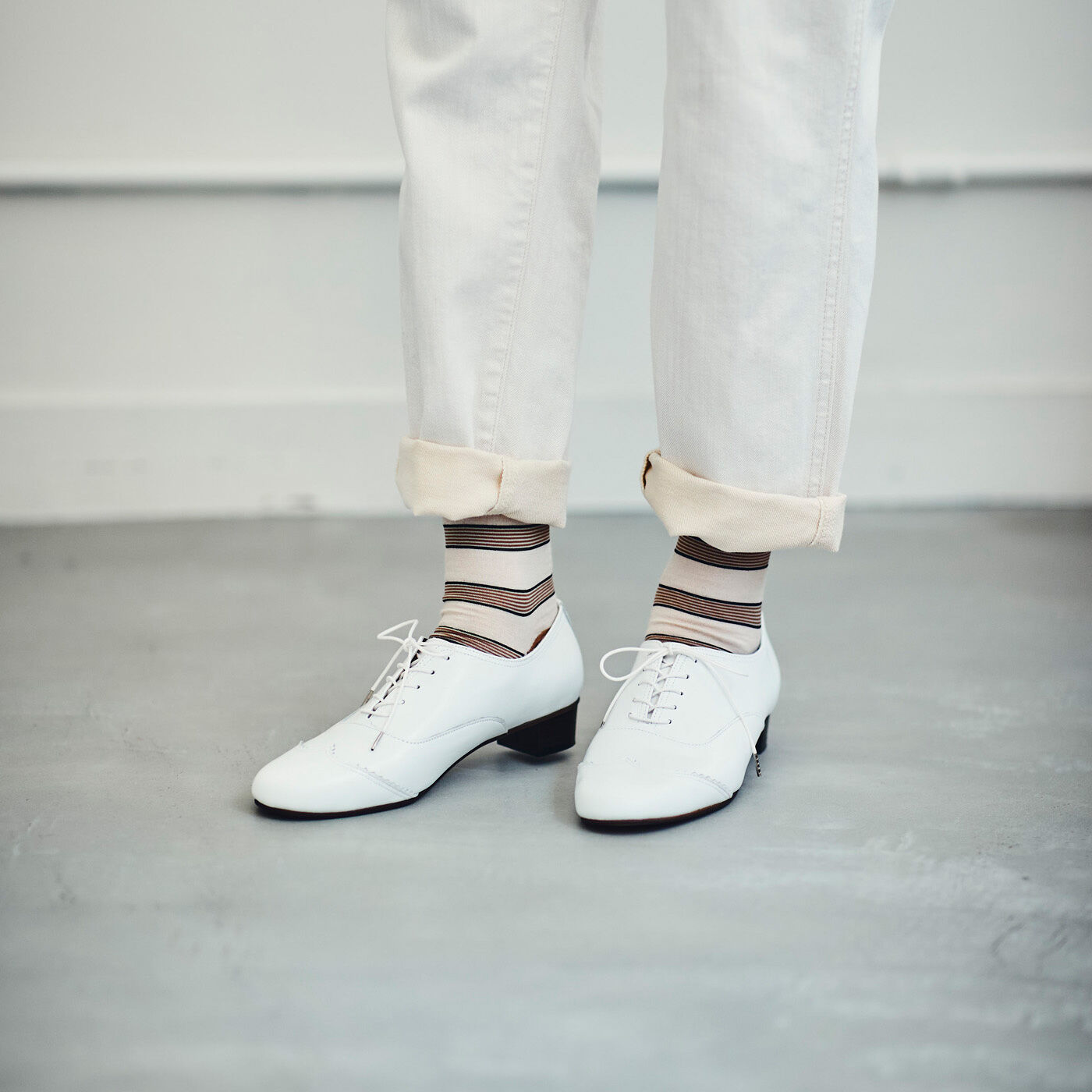 ＆Stories|長田の靴メーカーと作った 職人本革のレースアップシューズ〈ホワイト〉|靴下とのコーデも楽しめて、合わせる靴下の色柄で雰囲気も変わります。