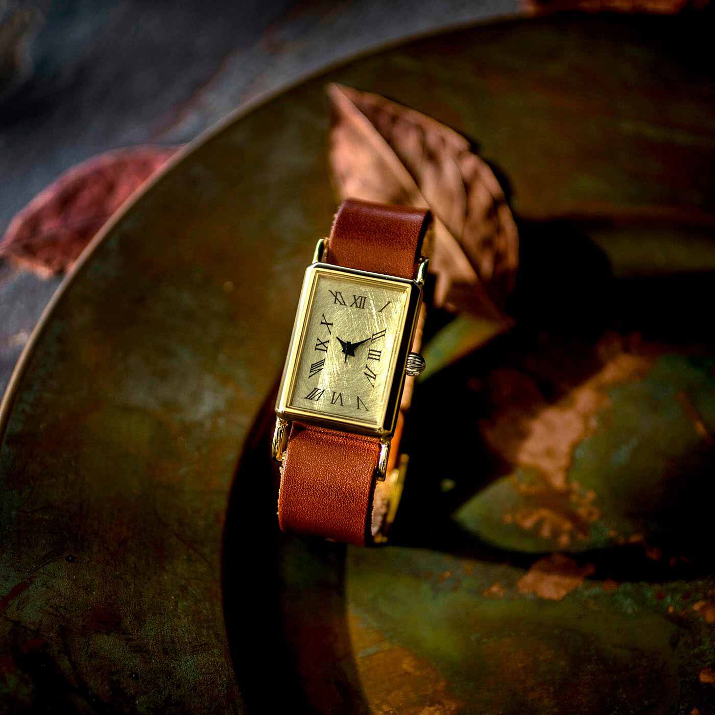 ＆Stories|滋賀の時計職人と作った　クワドラングルウォッチ〈レッドブラウン〉|日本職人プロジェクトで最初に時計を作ってくれた滋賀の時計工房さん。4年間リクエストし続け 、今回ついにこちらの工房では初となるスクエアな腕時計を作ってもらいました。