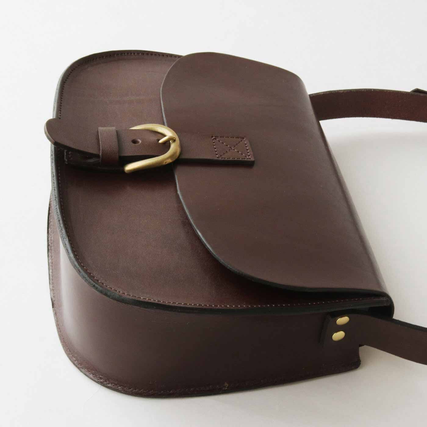 ＆Stories|福岡の鞄作家と作った 職人本革のフォートバッグ〈ウッドブラウン〉[本革　鞄：日本製]|大ぶりの留め金具は飾りで、実際はスナップボタンでスムーズに開閉できます。