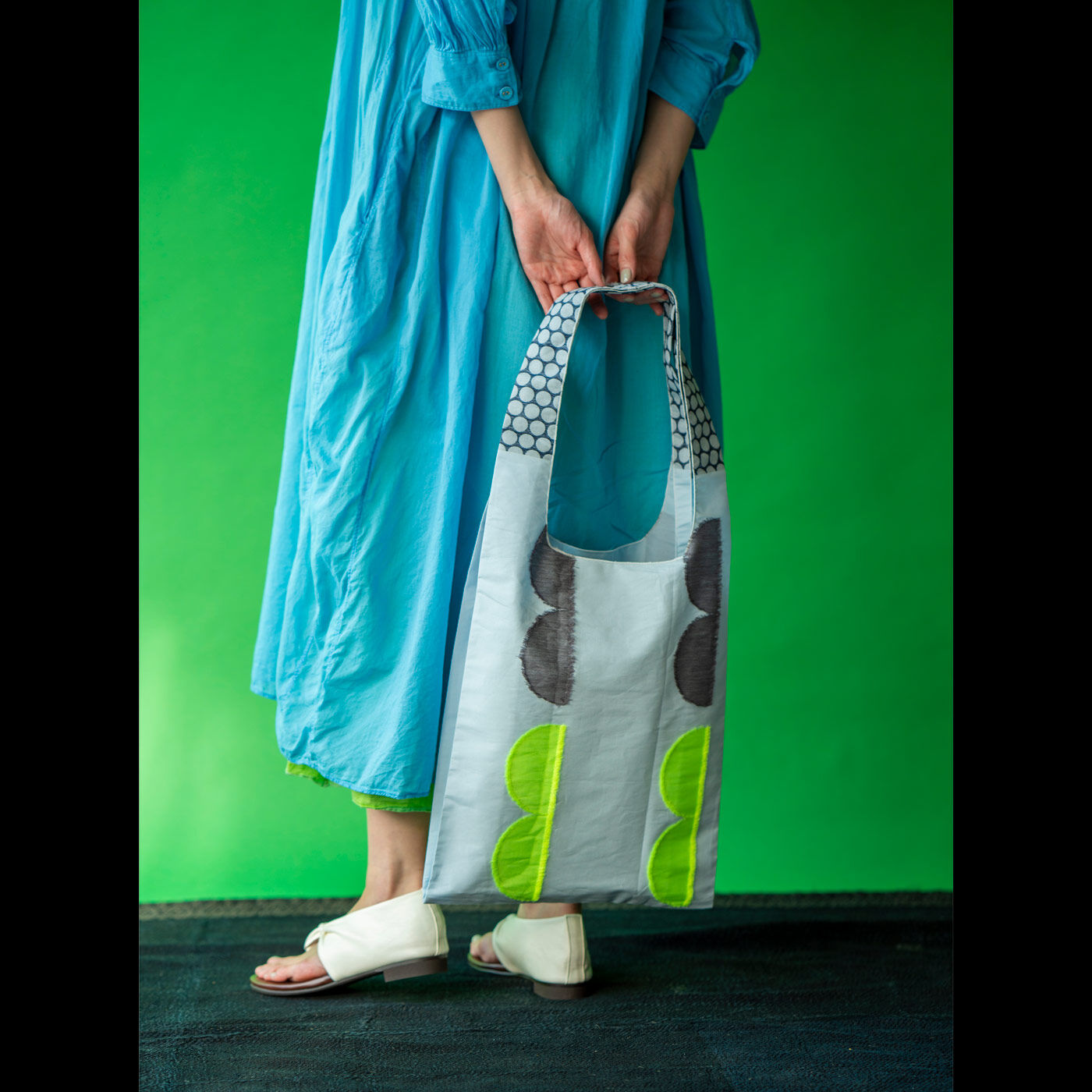 ＆Stories|テキスタイルデザイナーと作った　播州ジャカード織のドレスバッグ〈エン・サックスブルー×イエロー〉|手持ちでもちょうどいいサイズ感。持つだけで華やぐのは、特別なテキスタイルを使ったから。