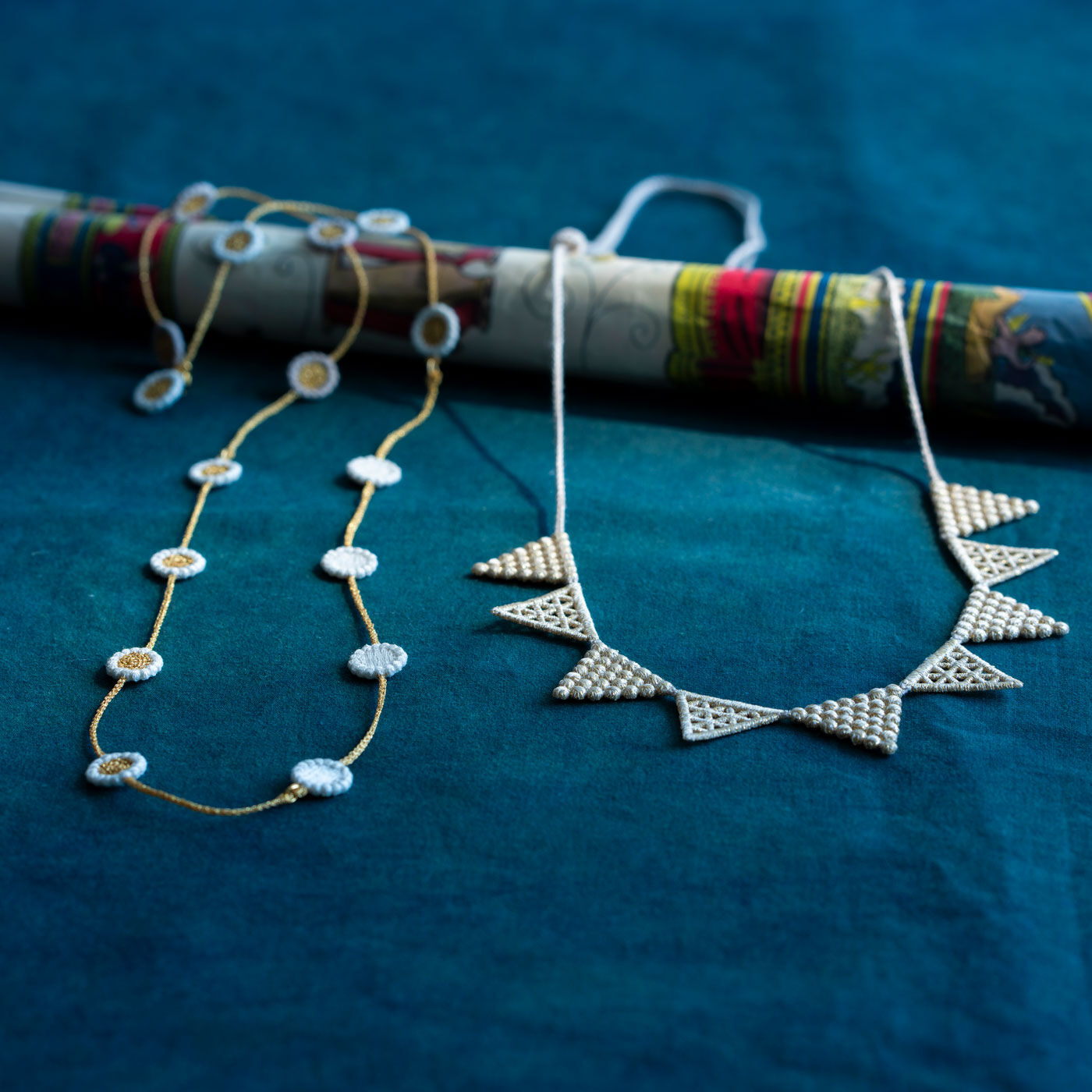 ＆Stories|群馬の刺繍工房が作った　糸の宝石のレースフラワーネックレス〈ゴールド色〉|今回新発売の〈000 / トリプル・オゥ〉の美しい糸の宝石ネックレスは2種類。