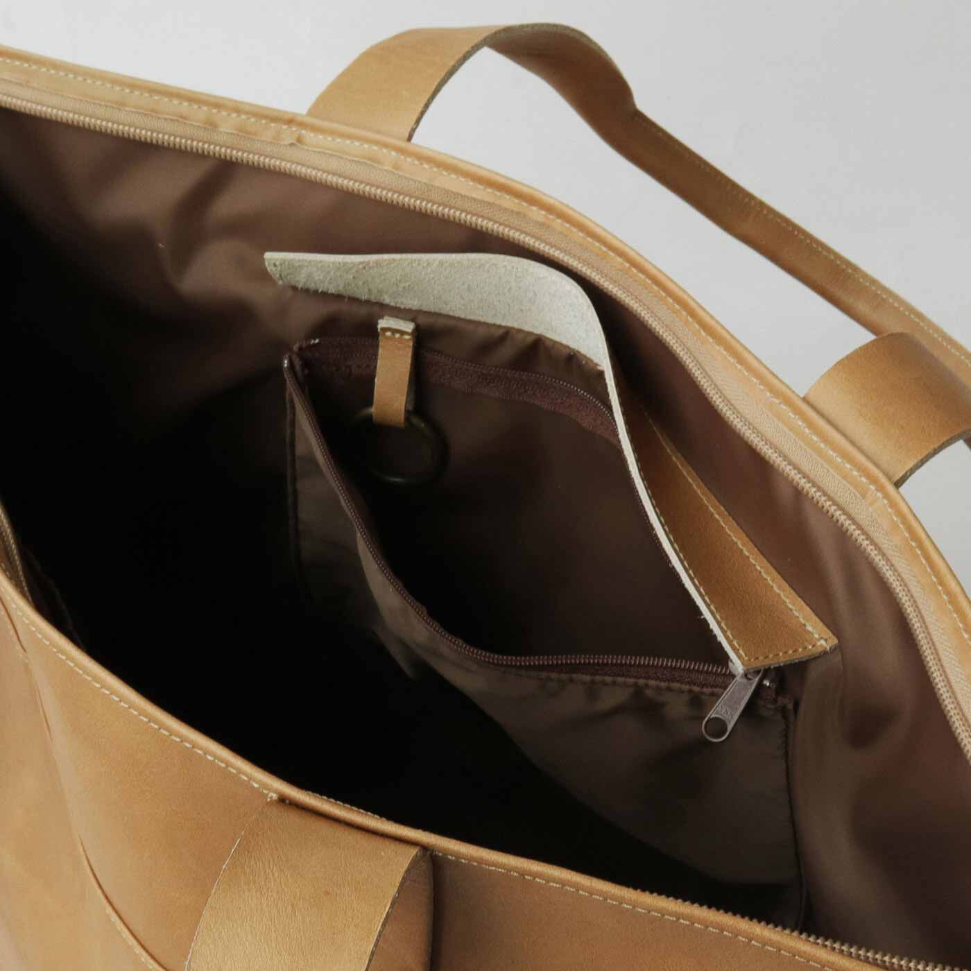＆Stories|プロダクトデザイナーと作った 職人本革のお仕事鞄〈ミルクティーベージュ〉[本革　鞄：日本製]|内ポケットが一つ。ひとつのファスナーポケットにはキーリング付き。