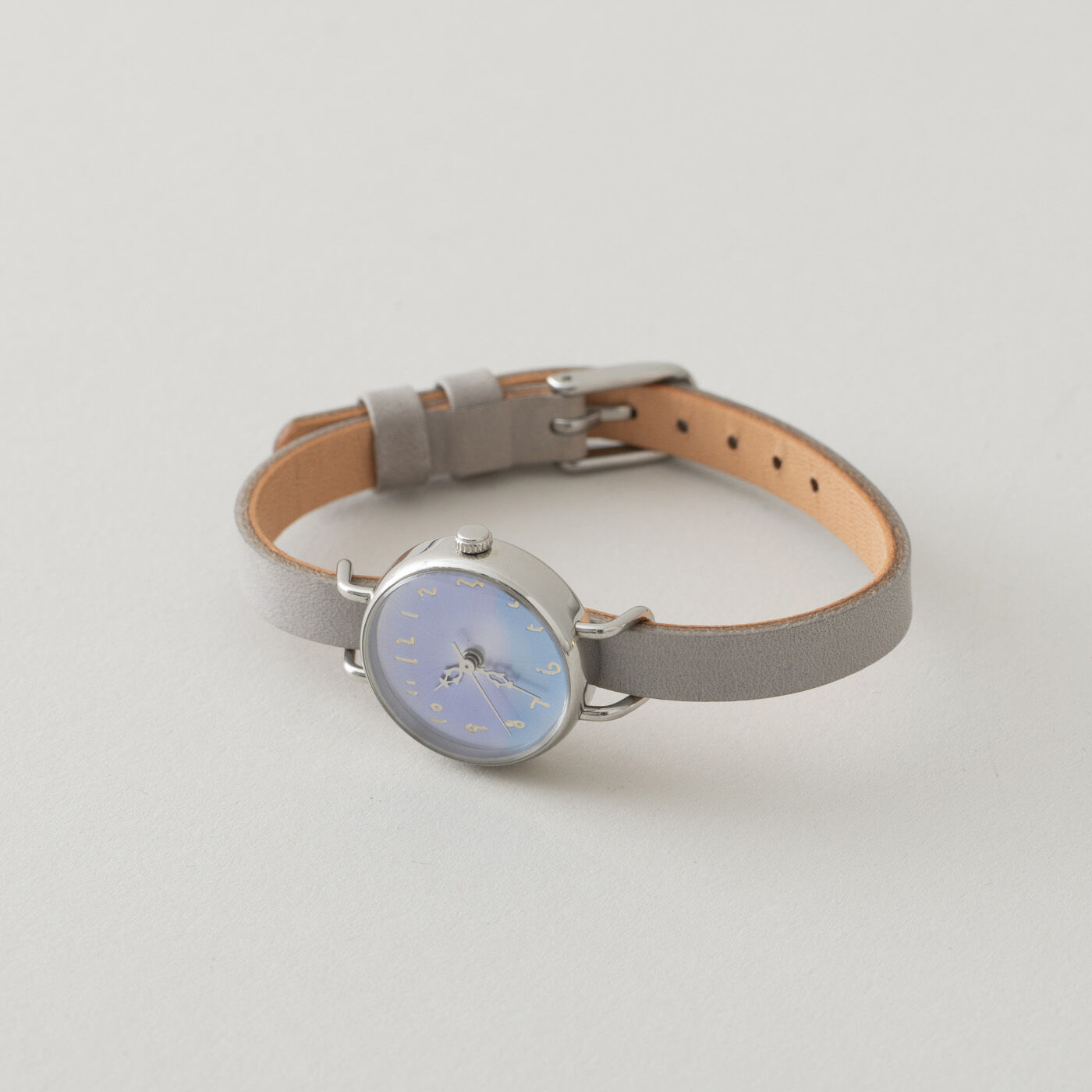 ＆Stories|金沢の時計職人が手掛けた　宵の空に見惚れる腕時計〈グレー〉|ベルトは内周約13.5〜17.5cm（7段階調節可能）、幅約0.7cm。