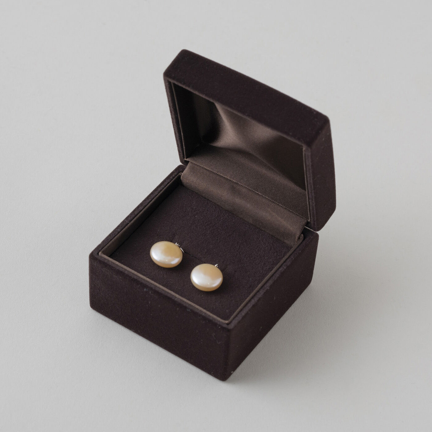 ＆Stories|神戸の老舗真珠メーカーが手掛けた　コインパールの耳飾り〈シルバー925〉|高級感あるケースに入れてお届けします。贈り物にもぴったり。