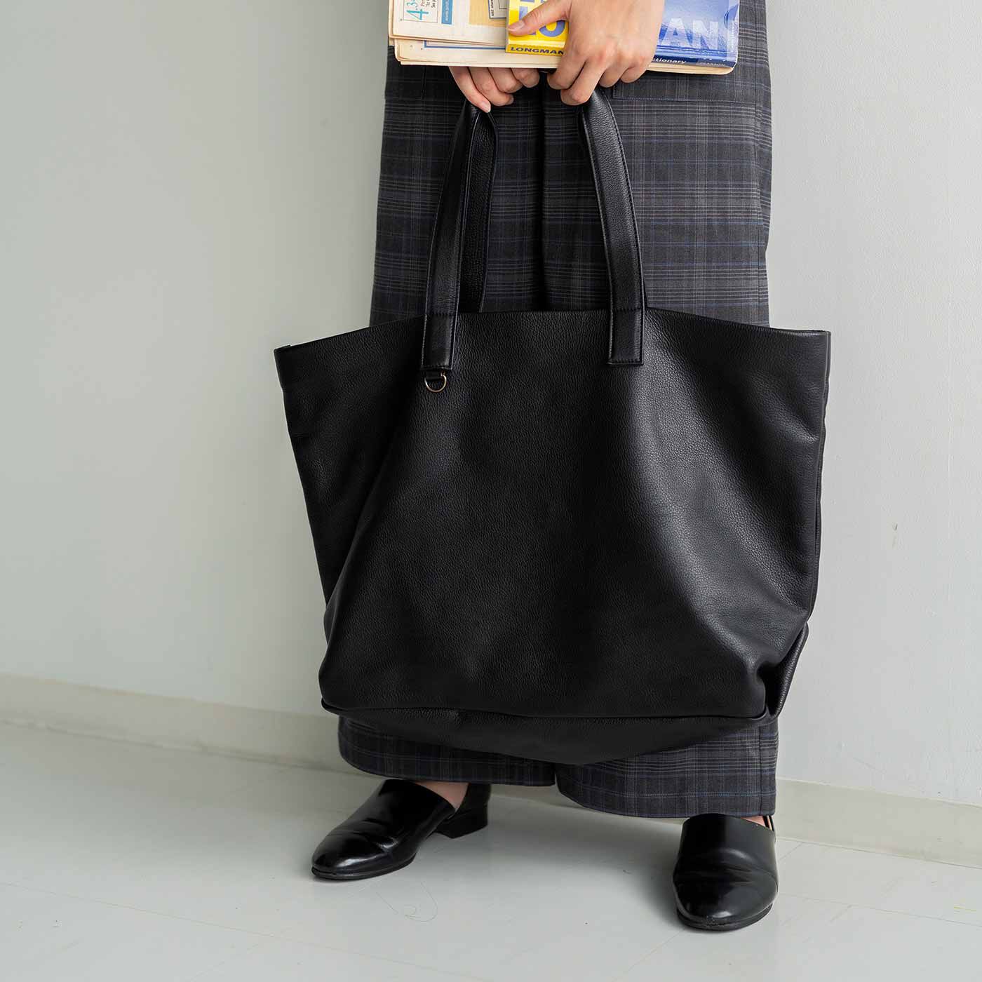 ＆Stories|福岡の鞄作家が作った 職人本革のホエールトートバッグ〈ブラック〉|荷物を入れると底がたわむシルエットもおおらかでどこか愛嬌のある雰囲気。