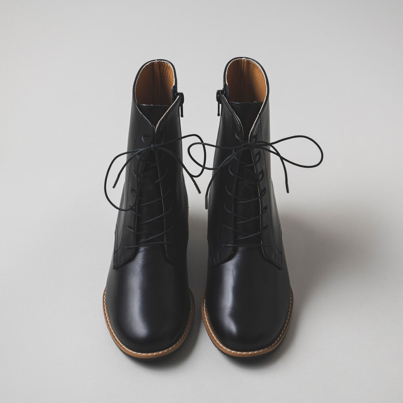＆Stories|長田の靴職人が作った 職人本革の凜とした編み上げブーツ〈ブラック〉|甲高・幅広の足もすっぽり包み込むやさしい履き心地に、クッション性のあるソールで歩きやすさもばっちり。