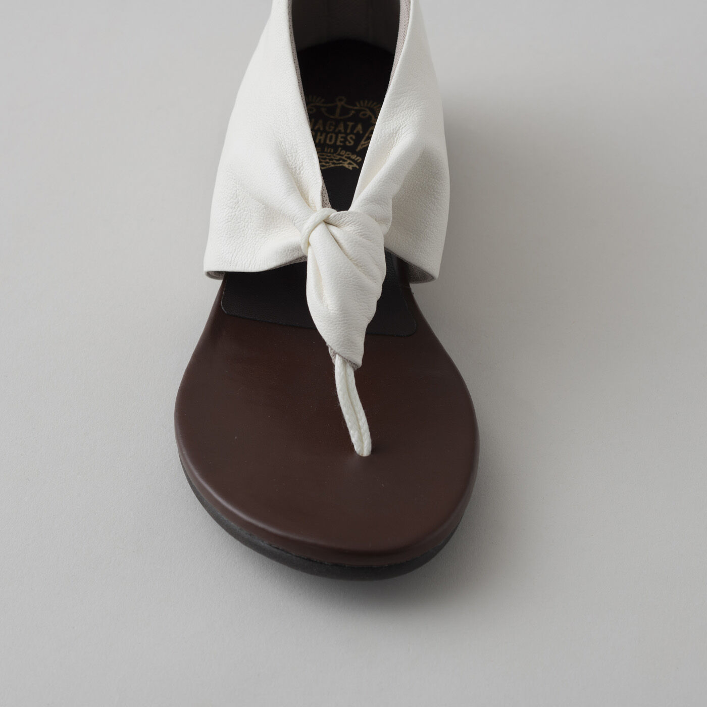 ＆Stories|靴デザイナーの理想で作った　職人本革のスクイーズトング〈ホワイト〉|美しいフォルムはデザイナーさんのこだわりから。