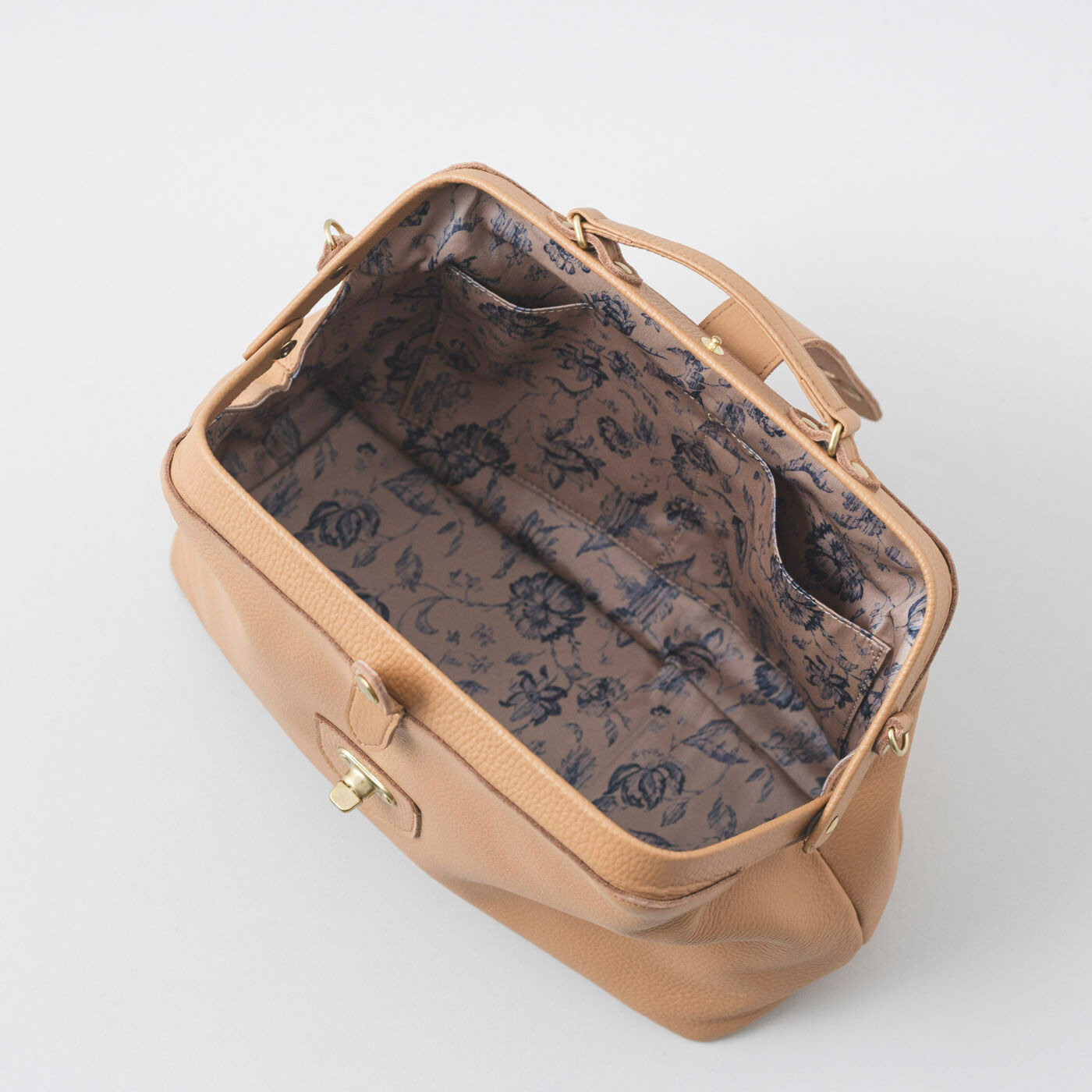 ＆Stories|プランナー山猫が作った 職人本革のミドルダレス〈ミルクティーベージュ〉|鞄の中には内ポケットが2個あります。