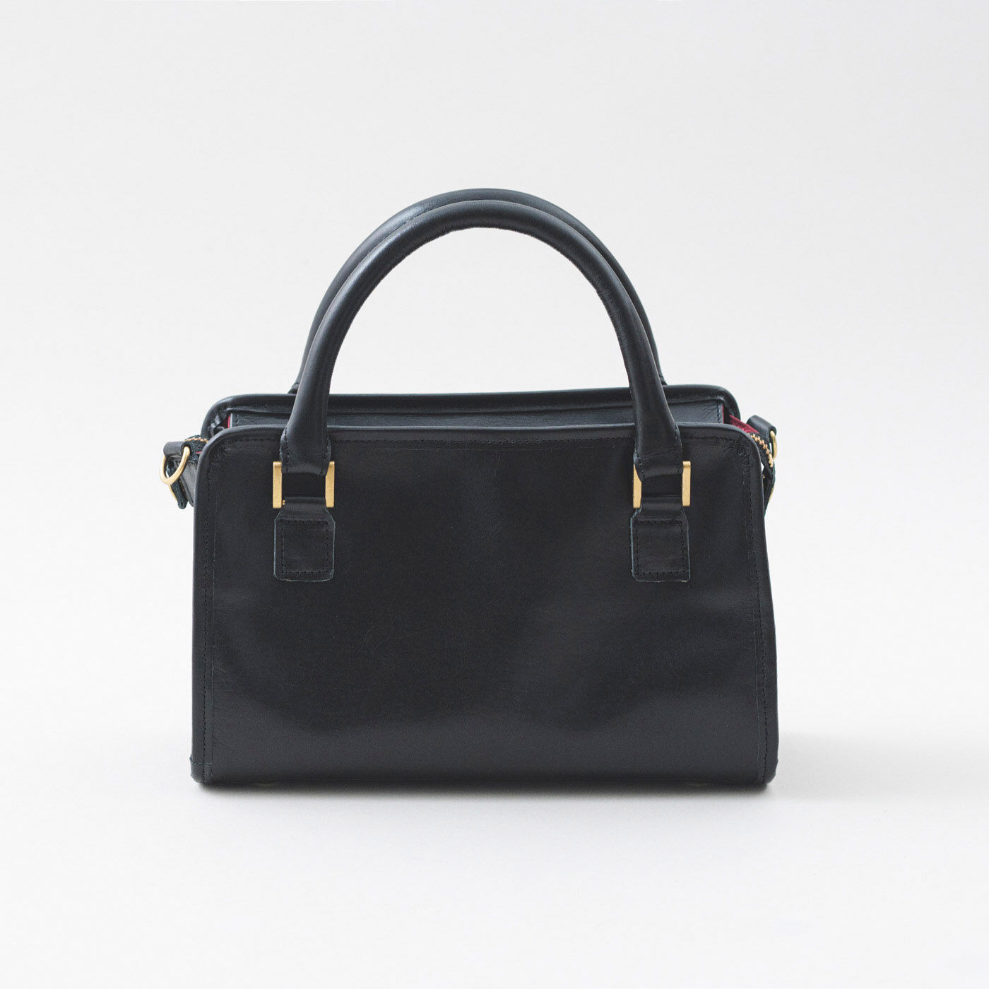 ＆Stories|鞄職人と鞄デザイナーが作った 職人本革のグラーヴェバッグ〈ブラック〉|金具だけをアクセントにした、スタイリッシュなデザインです。