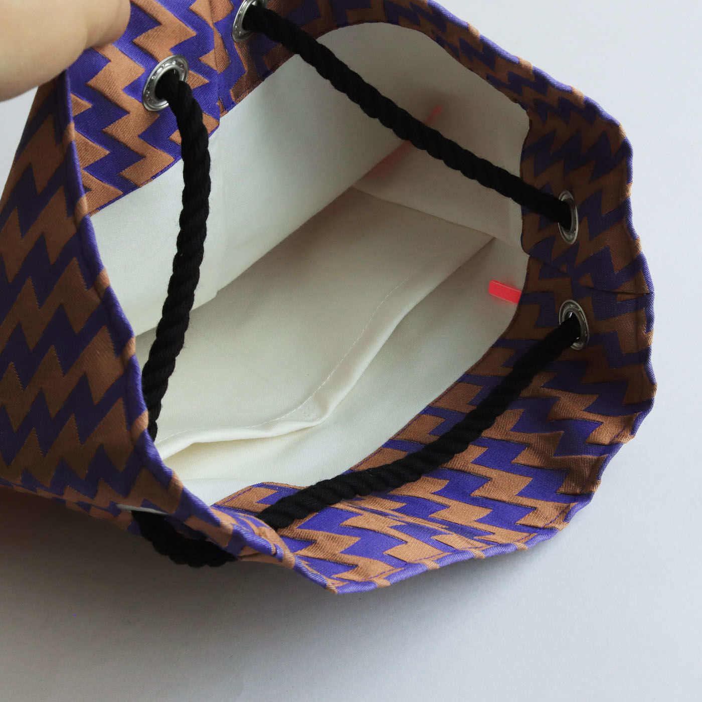 ＆Stories|テキスタイルデザイナーと作った 播州織のダズリングバッグ〈サンセット〉|内ポケットは2つ。