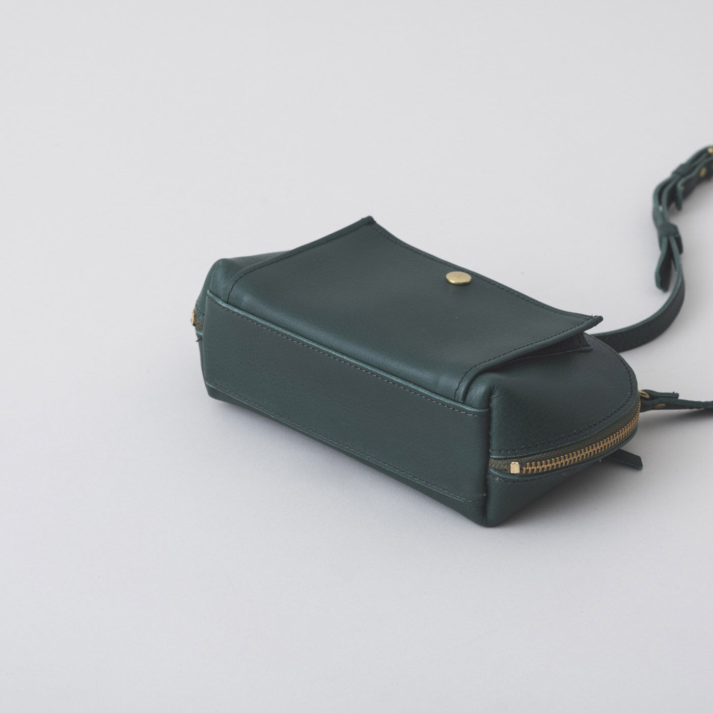 ＆Stories|福岡の鞄作家が作った 職人本革イタリアンレザーのウォレットバッグ〈アリゾナグリーン〉