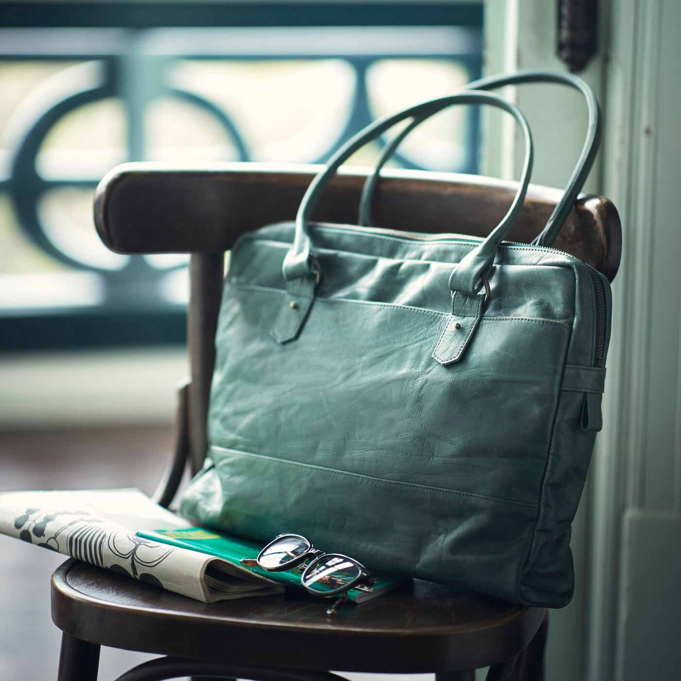 ＆Stories|鞄デザイナーと作った 職人本革のブリーフバッグ〈ブリリアントターコイズ〉[本革　鞄：日本製]|シンプルなデザインと、表情のある革の組み合わせが絶妙です。