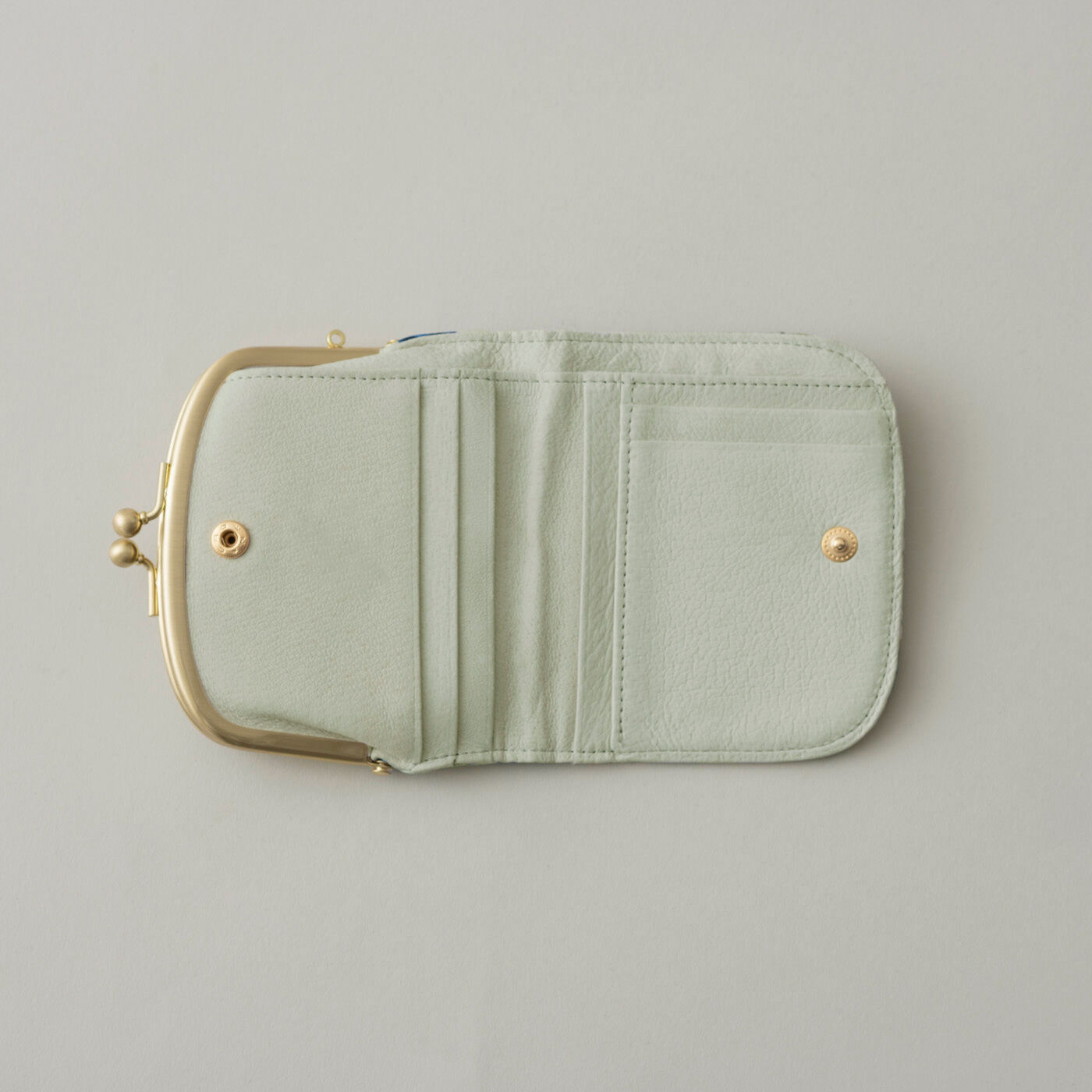 ＆Stories|財布作りのプロ集団が作った　京都革友禅のがま口付き財布|1：〈ソーダ色〉の内面の革色です。