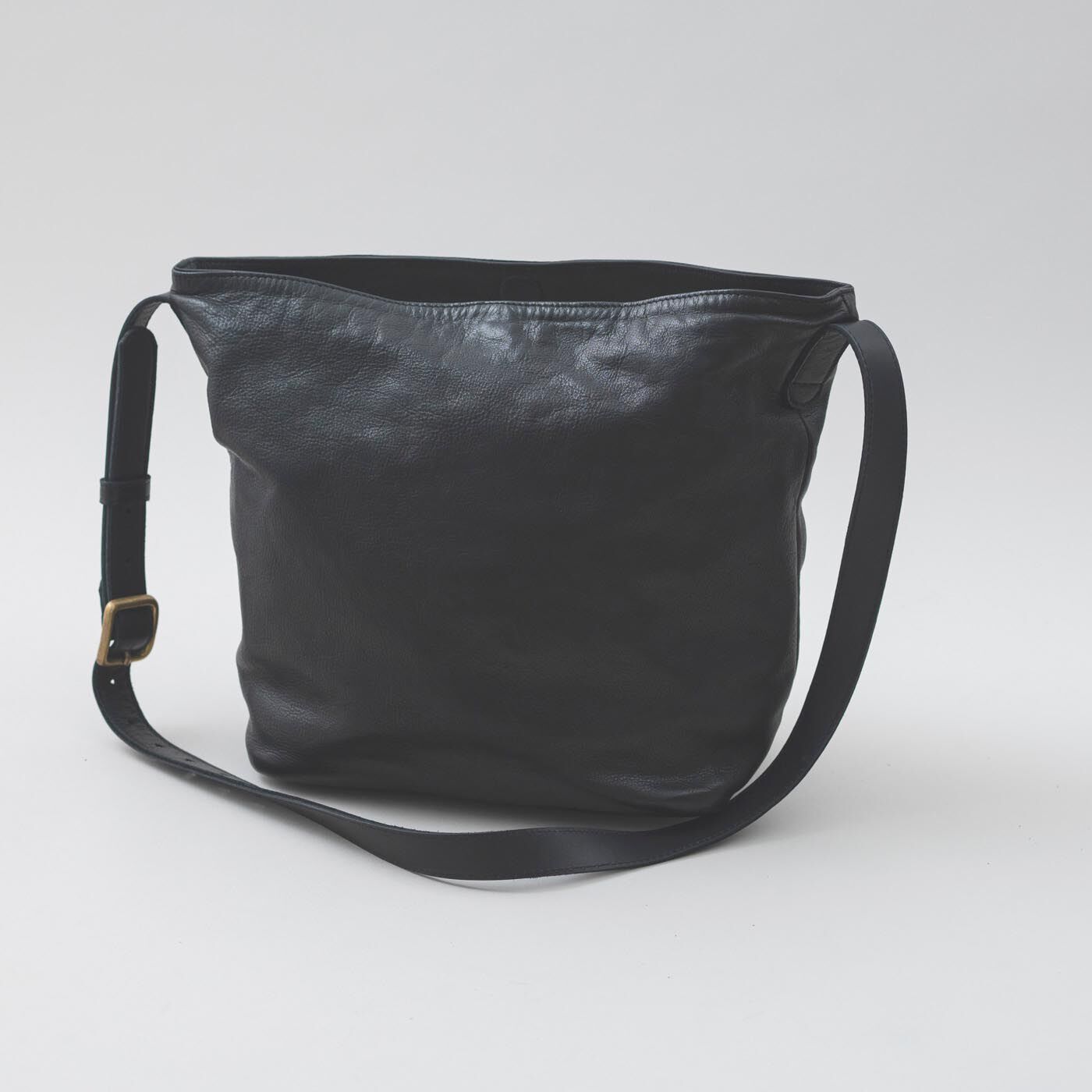 ＆Stories|福岡の鞄作家と作った 職人本革のエトランドルバッグ〈ブラック〉|革の質感を生かすため、デザインはとことんミニマム。