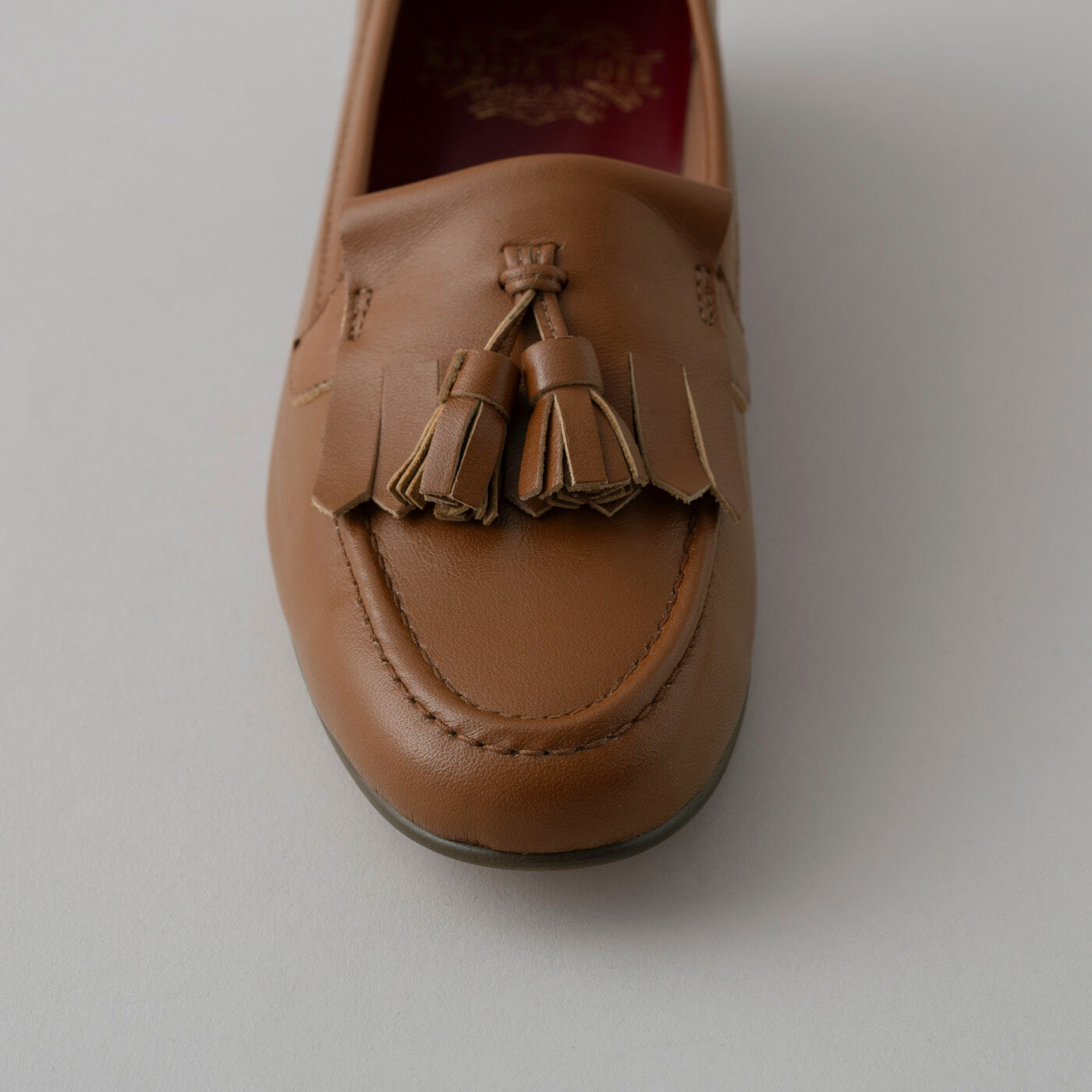 ＆Stories|長田の靴メーカーと作った　職人本革のタッセルローファー〈ブラウン〉|甲部分（モカ）のステッチは、専用のミシンを使った本格仕様。ぷっくりとしたラインが美しいＵ字を描き、歩くたびに揺れるタッセルとともに愛らしい表情を添えます。