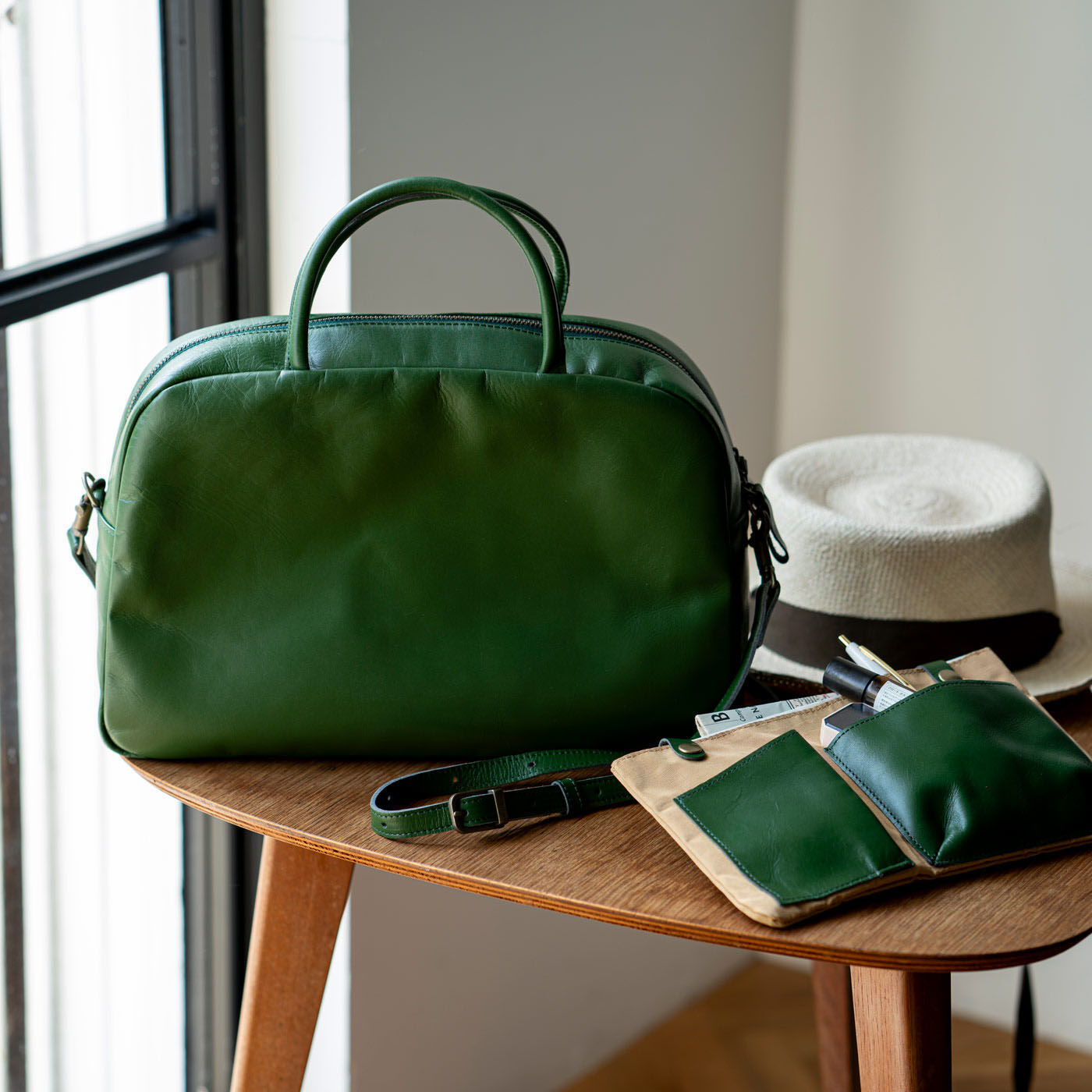 ＆Stories|ファッションスタイリストと作った 職人本革のエチューデントバッグ〈レトログリーン〉|パリの学生鞄をイメージしたエチューデントバッグ。
