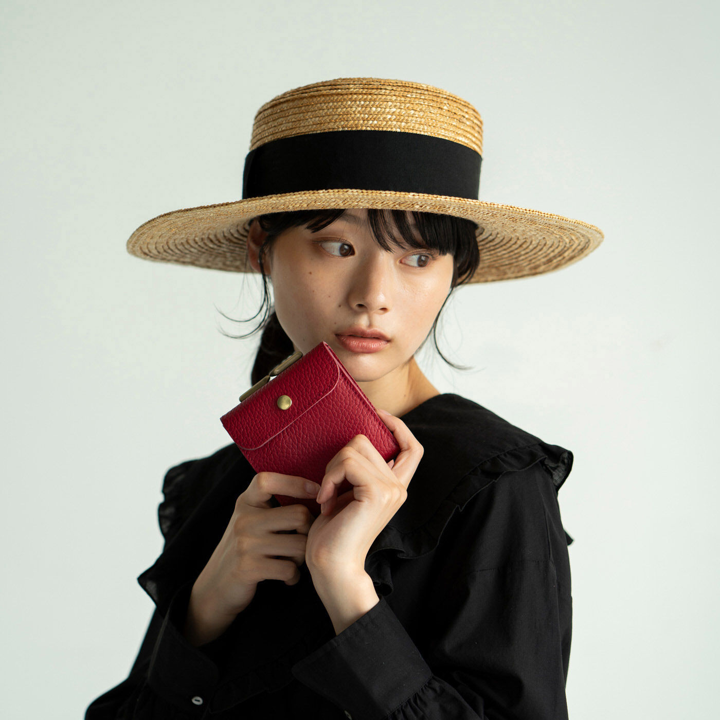 ＆Stories|福岡の鞄作家が作った 職人本革のエンベロープウォレット〈ストロベリー色〉|手にするたび気分が華やぐ、鮮やかなストロベリー色。