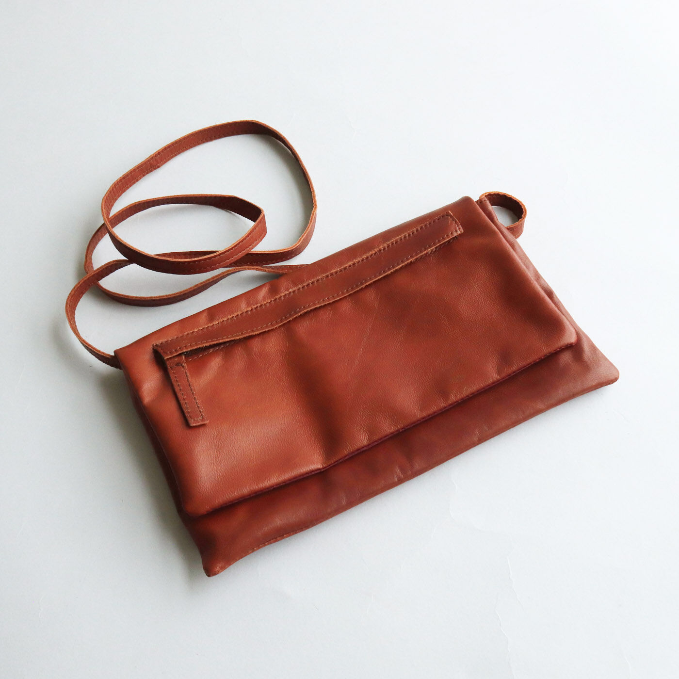 ＆Stories|服飾作家と作った 職人本革のショルダーワークバッグ〈ブラウン〉|ふたの外側には便利なファスナーポケット付き。