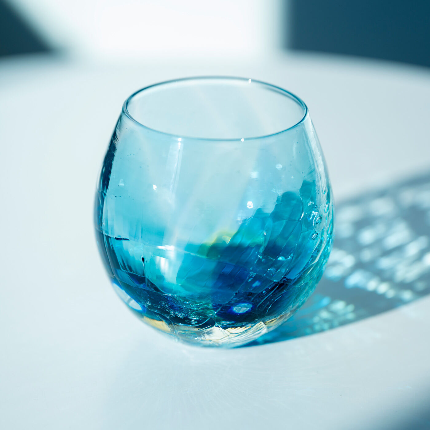 ＆Stories|小田原のガラス職人が作った　海の色が溶け込んだ宙吹きグラス〈丸型〉|眺めているだけでも幸せな気分が味わえます。