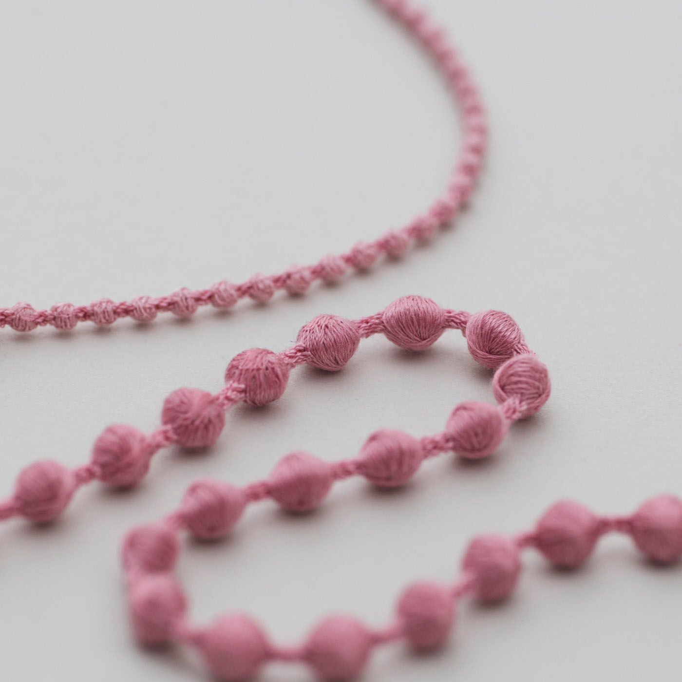 ＆Stories|群馬の刺繍工房が作った 糸の宝石のグラスコード〈ミスティーピンク〉