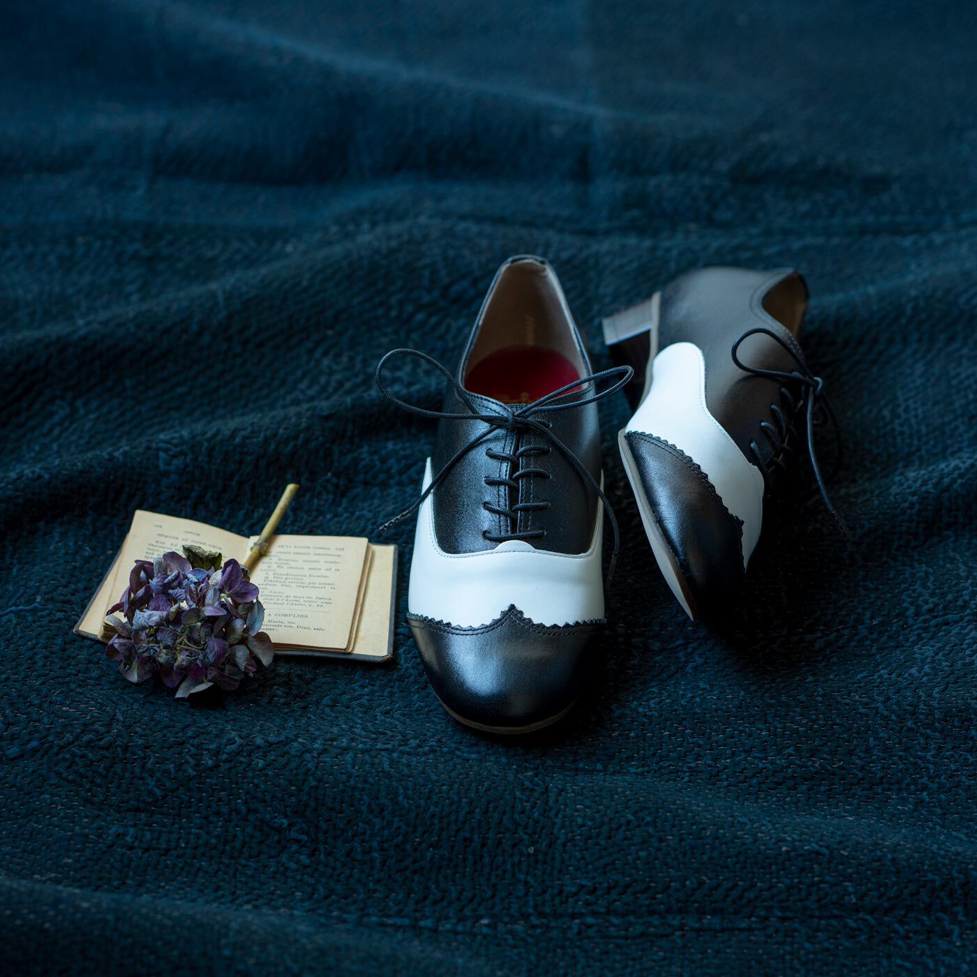 ＆Stories|長田の靴メーカーと作った　職人本革のレースアップシューズ〈ブラック×ホワイト〉|たくさんの女性の革靴の理想像を詰め込んだ名作レースアップシューズの8代目モデル。
