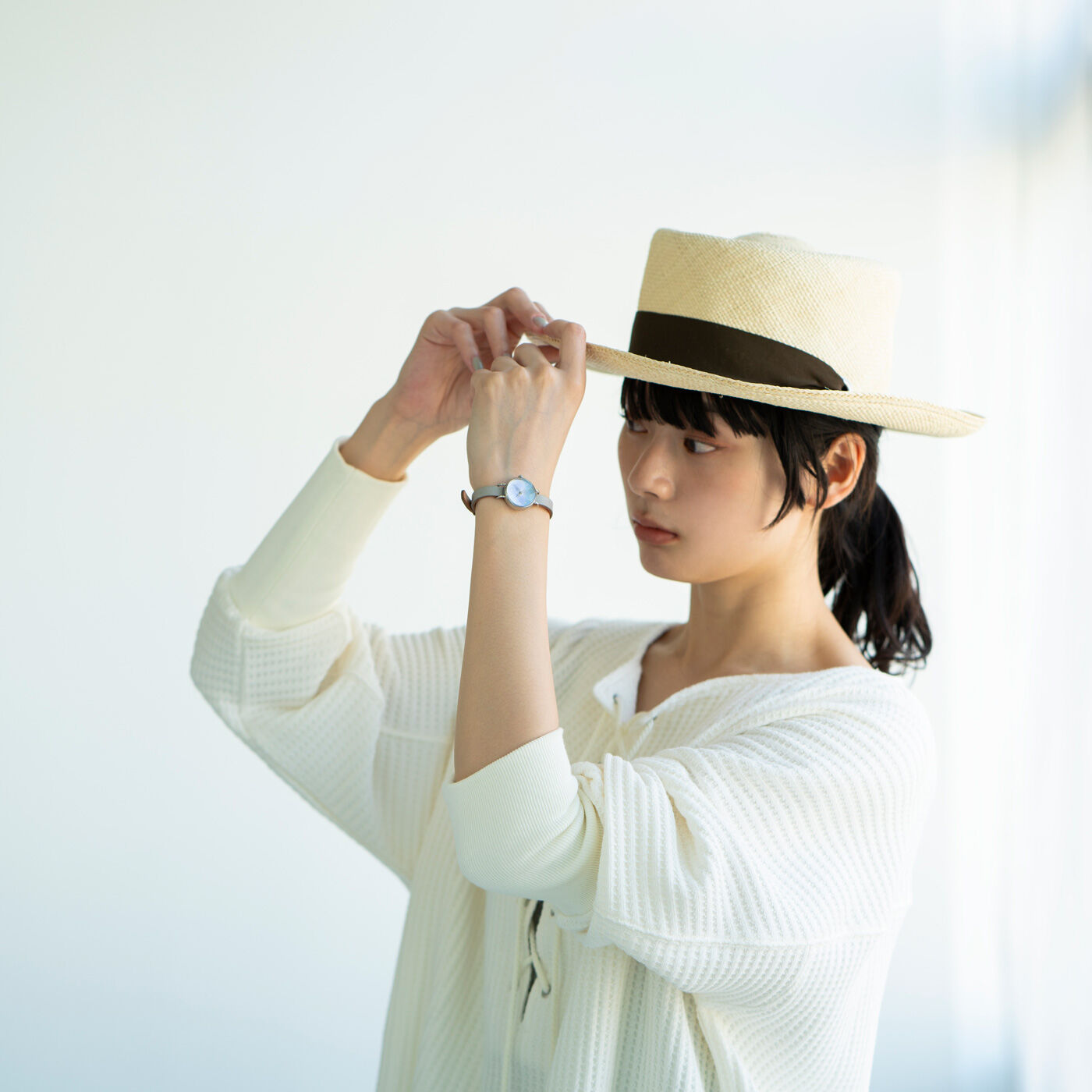 ＆Stories|金沢の時計職人が手掛けた　宵の空に見惚れる腕時計〈グレー〉|手首を飾る涼しげな存在感は、夏の装いにもぴったり。