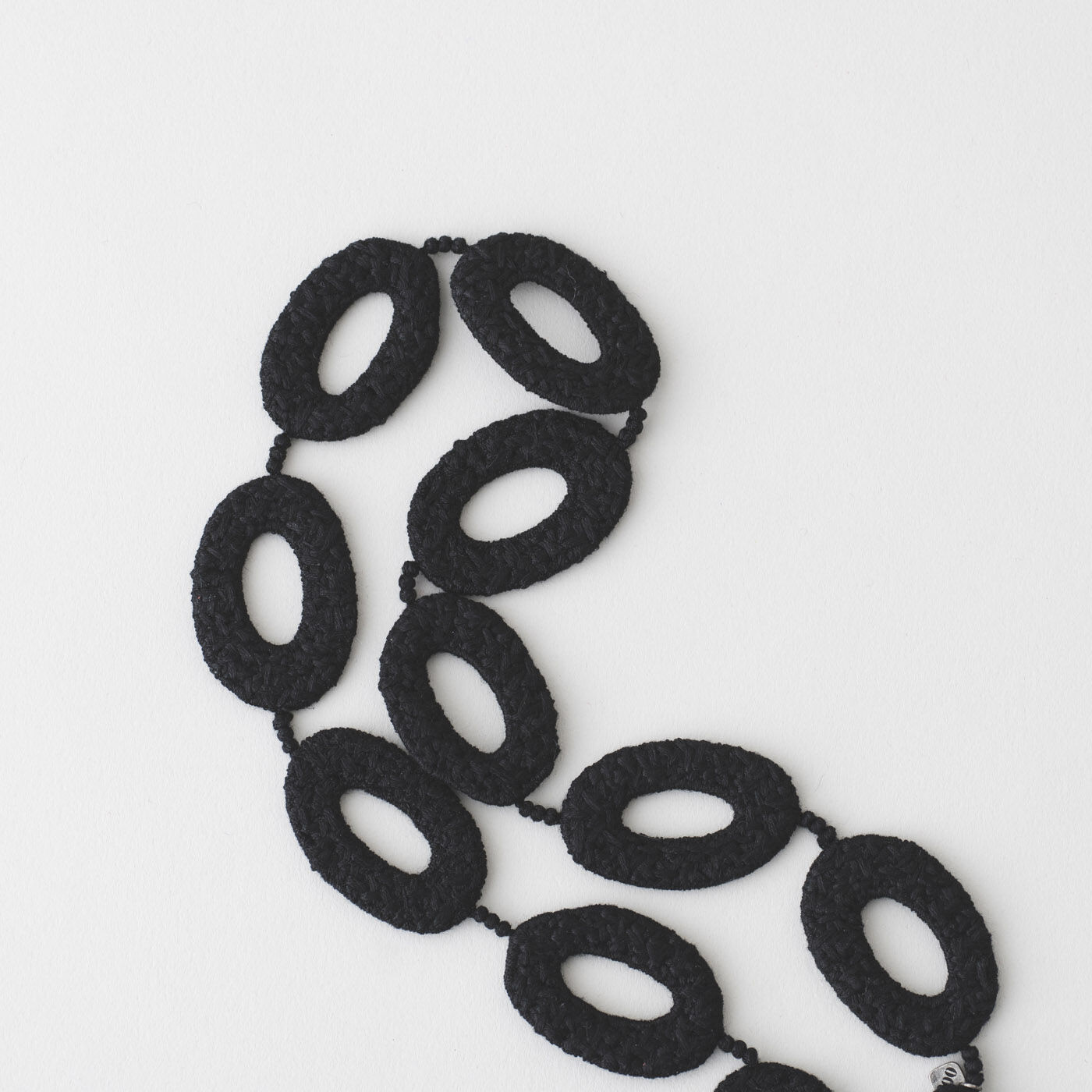 ＆Stories|群馬の刺繍工房が作った 糸の宝石のオーバルショートネックレス〈ブラック〉