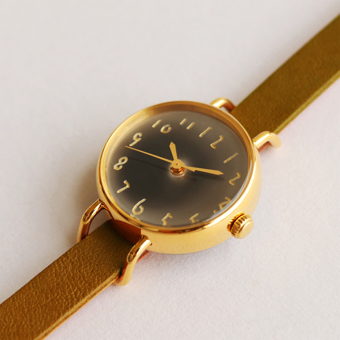 ＆Stories|金沢の時計職人が手掛けた　想い出の珈琲に見惚れる腕時計（モカ色）|この美しい文字盤に合う時計の針は、アートディレクターの牛島孝さんのセレクト。