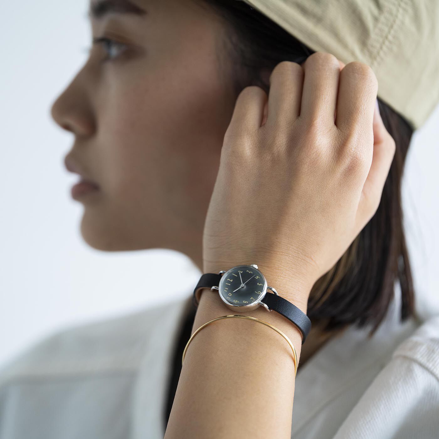 ＆Stories|金沢の時計職人が手掛けた　夜空に見惚れる腕時計〈黒鍵色〉[時計：日本製]|小ぶりな文字盤と華奢なレザーベルトは、どんな装いにも似合います。着けているのを忘れるほど軽やかで、あまり時計をしない方にもおすすめ。