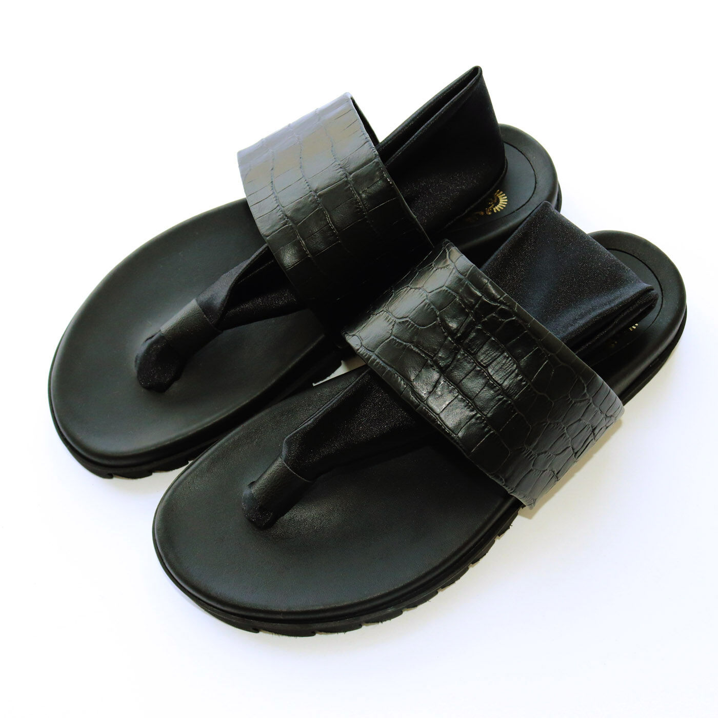 ＆Stories|靴デザイナーの理想で仕上げた 職人本革のトングシューズ〈クロコ型押し柄・ブラック〉