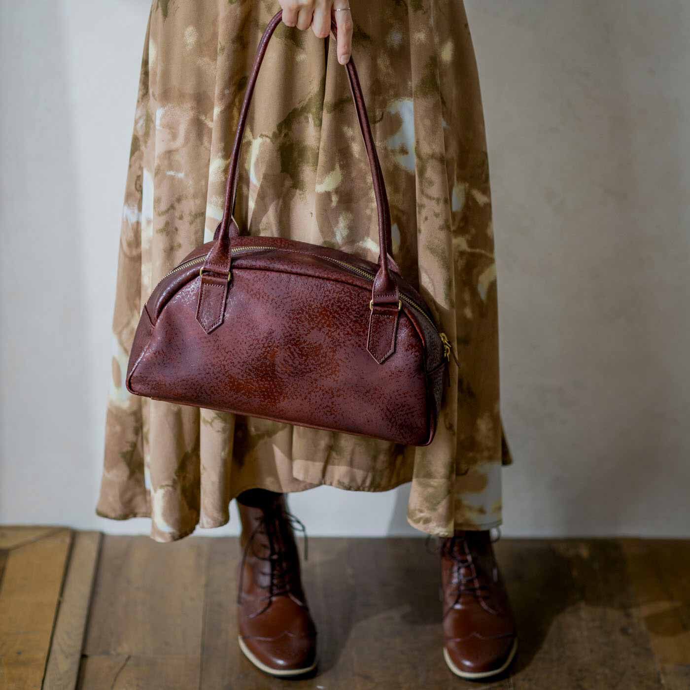 ＆Stories|ファッションスタイリストと作った　職人本革のスタイリストバッグ　〈ヴィンテージレッド〉|手持ちしてもちょうどよい長さです。