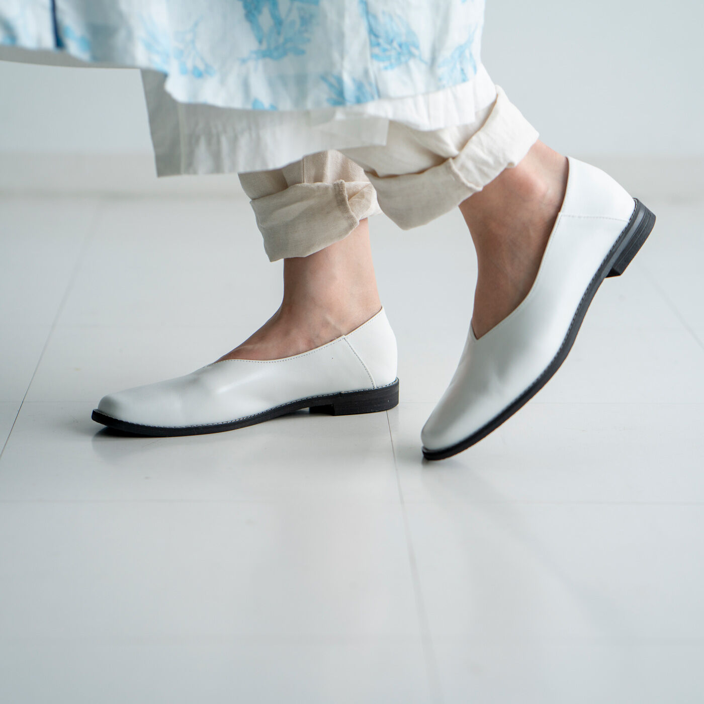 ＆Stories|長田の靴メーカーと作った　職人本革のスクエアノーズシューズ〈ホワイト〉|スクエアトゥはやや長めのノーズでエレガントさが際だつ印象に。
