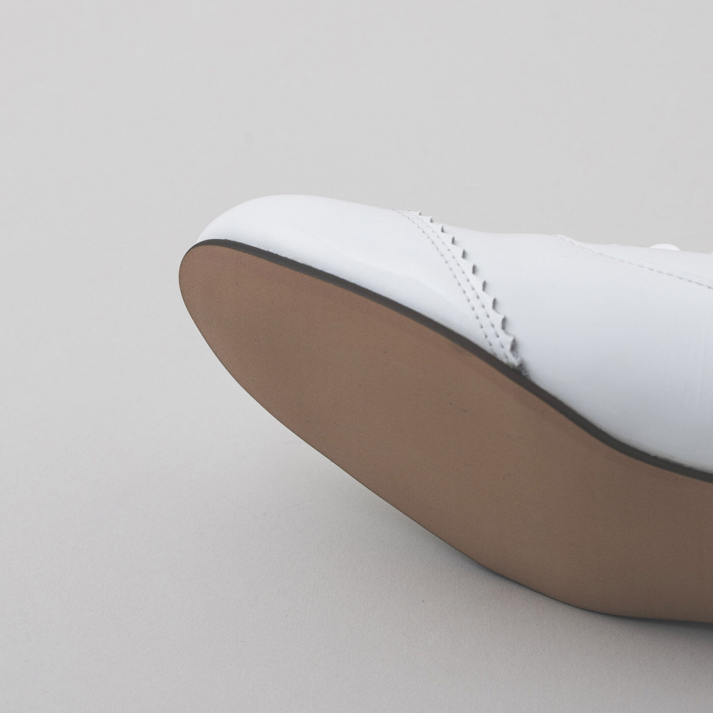 ＆Stories|長田の靴メーカーと作った 職人本革のエナメルレースアップシューズ〈ホワイト〉