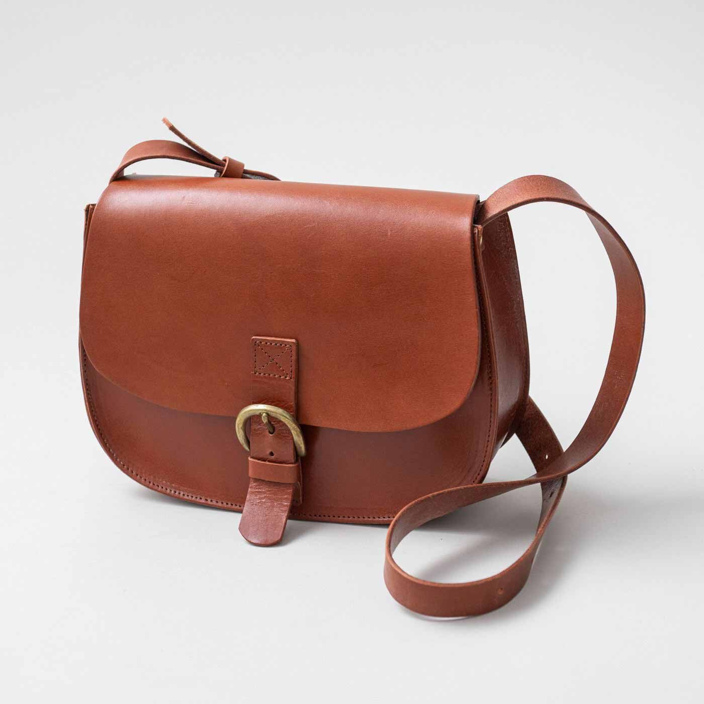 ＆Stories|福岡の鞄作家と作った　職人本革のフォートバッグ〈レッドブラウン〉|外国の古い鞄をイメージしたデザインは、どこかクラシカルなたたずまい。
