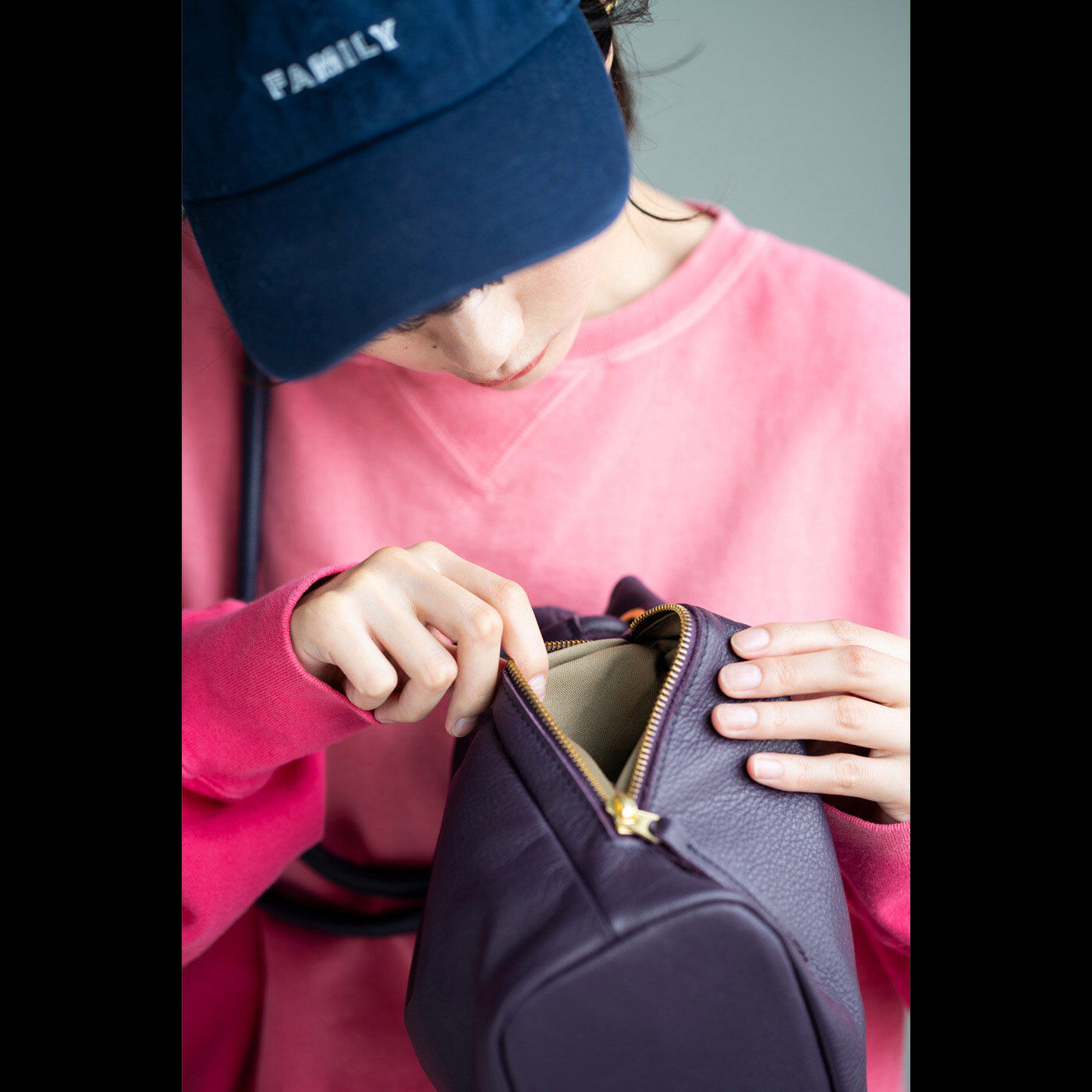 ＆Stories|福岡の鞄作家が作った 職人本革の巾着バッグ〈葡萄色〉|サイドのファスナーポケットは別室になっていて、すぐ取り出したいものの収納に便利。