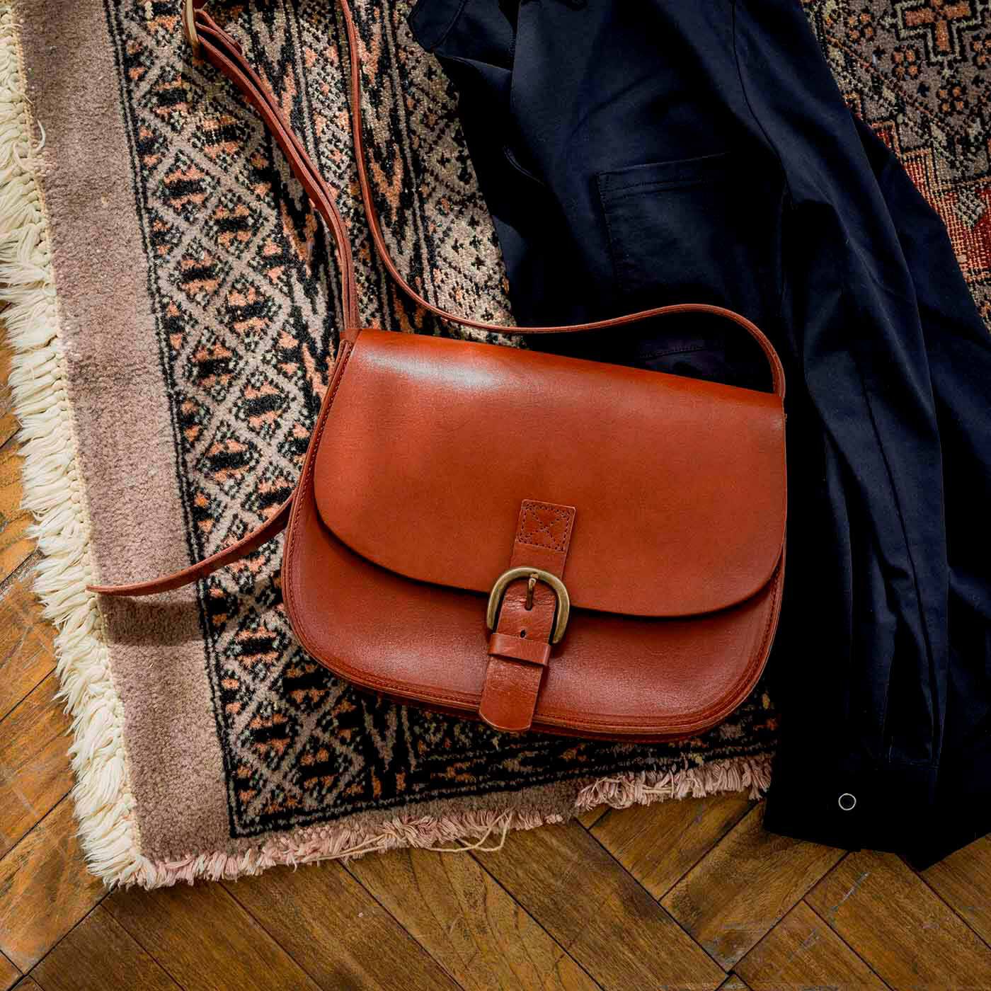 ＆Stories|福岡の鞄作家と作った　職人本革のフォートバッグ〈レッドブラウン〉|福岡の鞄作家の名作鞄を、クリエイティブディレクター坪内次郎さんのオリジナル仕様にアレンジしたスペシャルモデル。