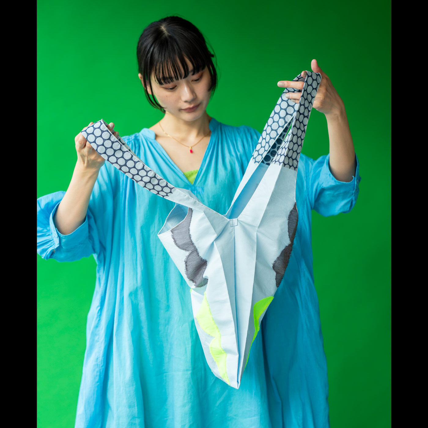 ＆Stories|テキスタイルデザイナーと作った　播州ジャカード織のドレスバッグ〈エン・サックスブルー×イエロー〉|口元は大きく開くのもこだわりポイント。