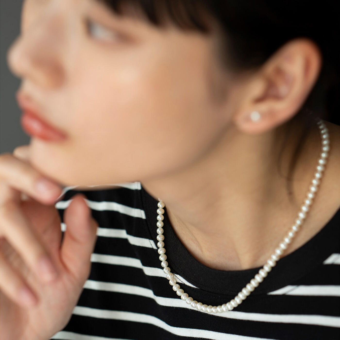 ＆Stories|神戸の老舗真珠メーカーが手掛けた 淡水パールのネックレス〈シルバー925〉|首もとに寄り添う長さと、控えめな小粒パールで、顔まわりを上品な華やかさで彩ります。