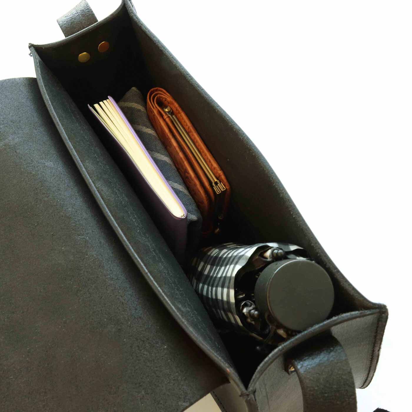 ＆Stories|福岡の鞄作家と作った　職人本革のフォートバッグ〈ブラック〉|まち幅も広く、容量もしっかりで、文庫本・財布・ポーチ、折り畳み傘なども入ります。