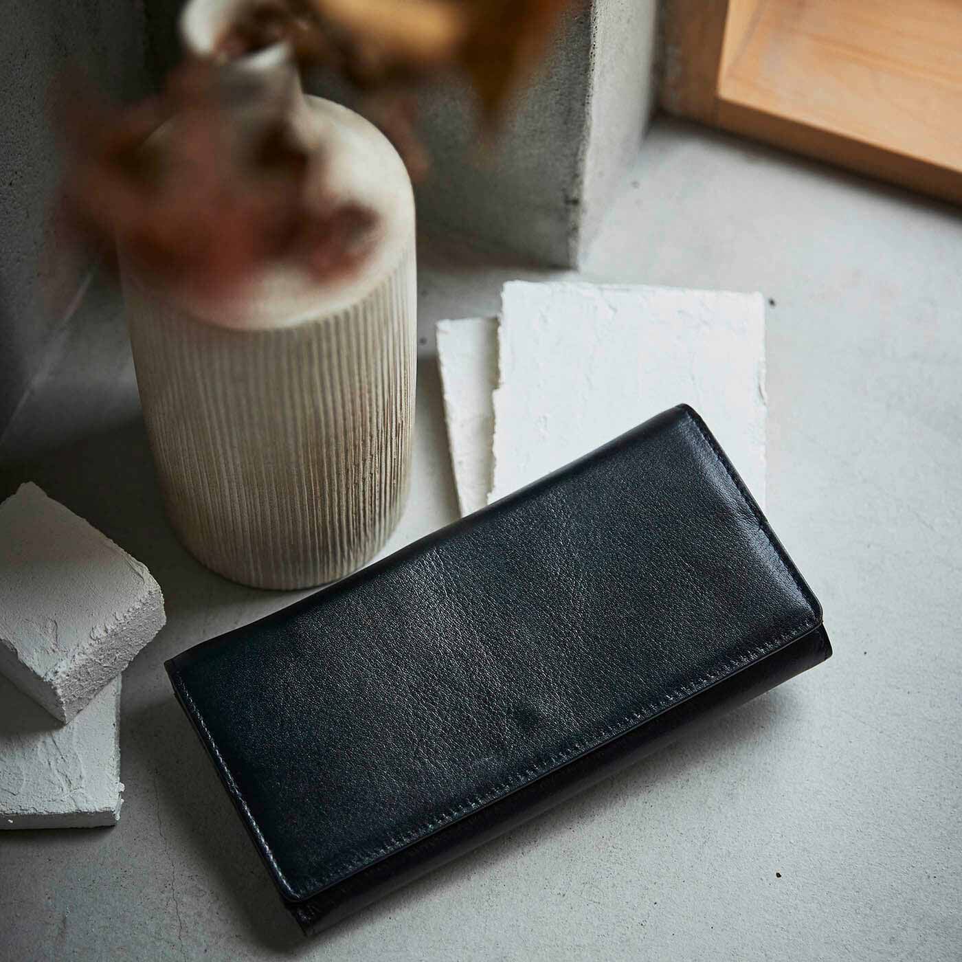 ＆Stories|財布職人と作った 職人本革のギャルソンウォレット〈ブラック〉|がばっと大きく開くギャルソン財布は、その使いやすさが支持されるロングセラー。今回は9代目となる新色モデルが登場です。
