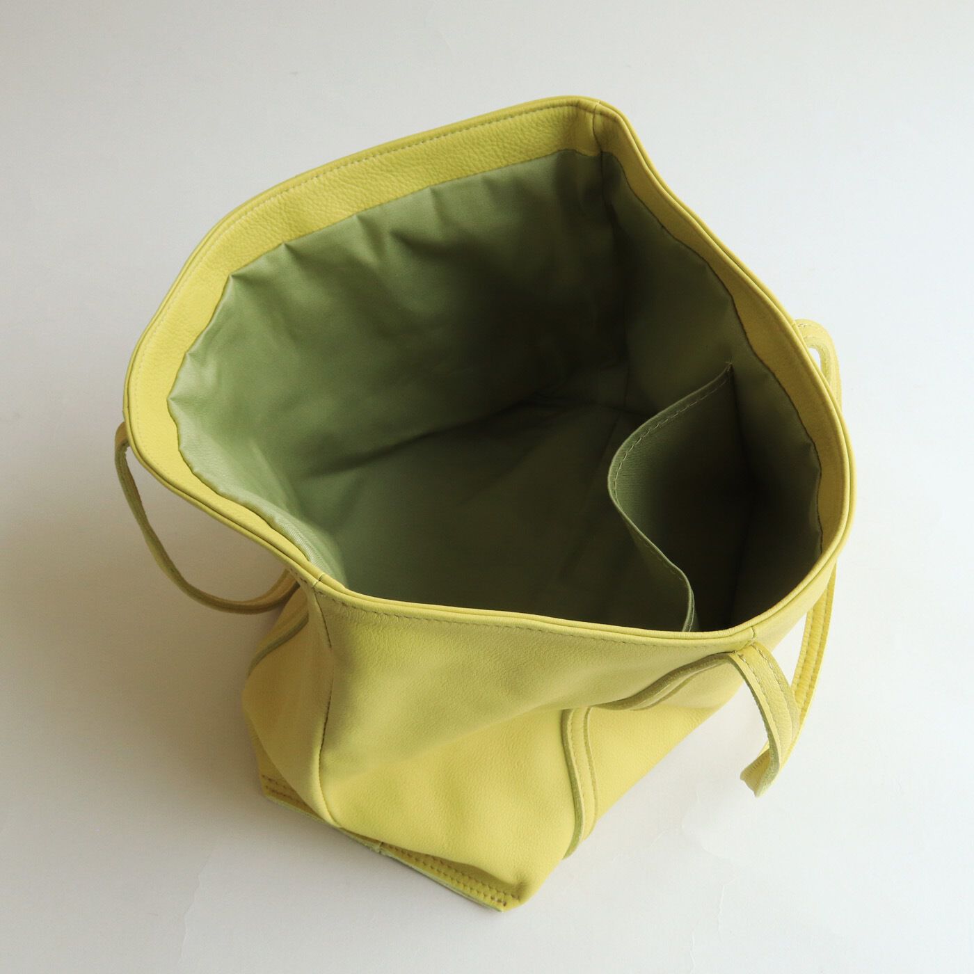 ＆Stories|福岡の鞄作家と作った 職人本革のトゥーシーンバッグ〈ライムイエロー〉|紙袋も有料化の時代だから、たっぷり入る容量は魅力です。便利な内ポケットがひとつ付いています。