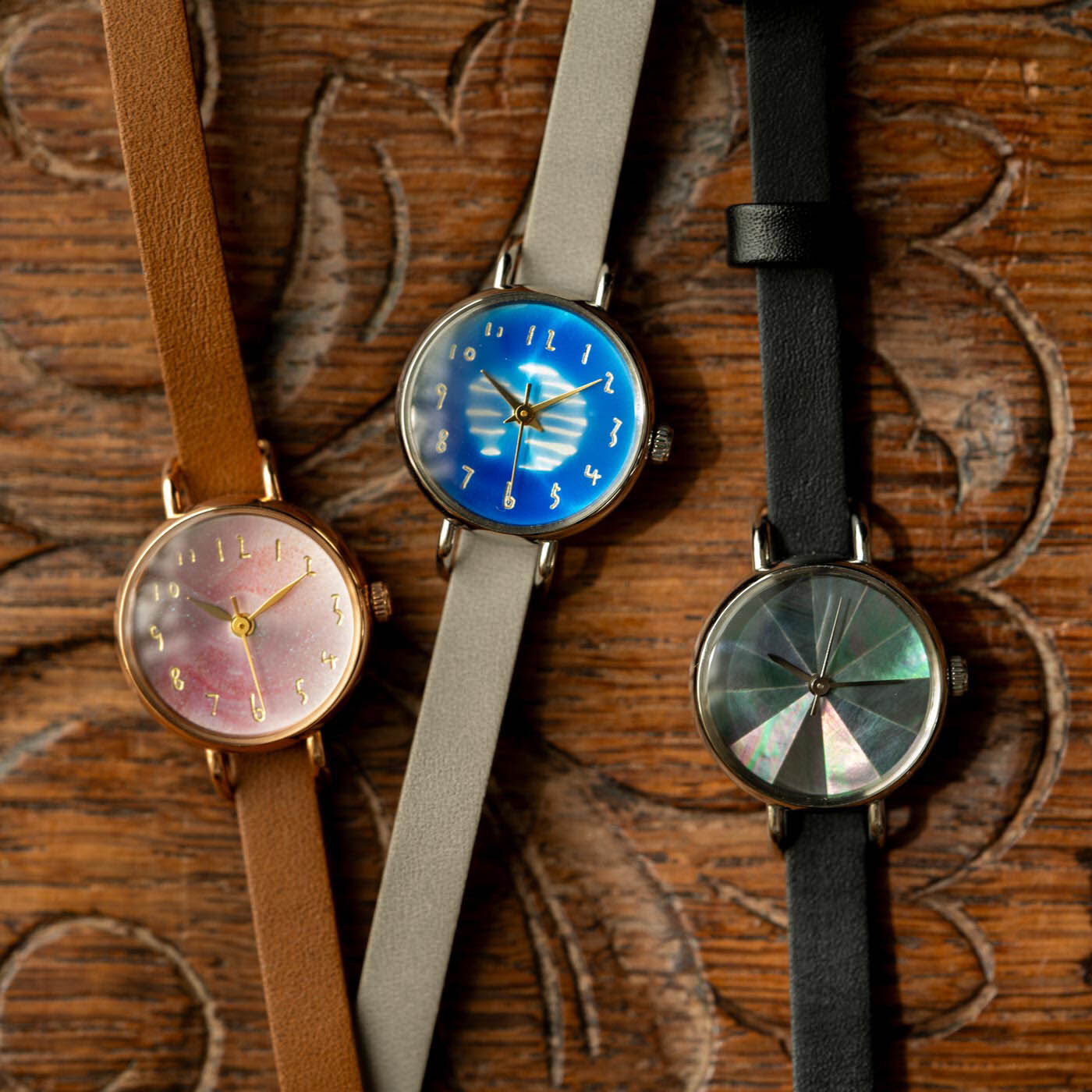 ＆Stories|金沢の時計職人が手掛けた 夜に舞う櫻吹雪に見惚れる腕時計〈ブラウン〉|金沢の時計工房からこの春登場する腕時計は、水面に映る月を閉じ込めた「朧月」（中央・別売り）、螺鈿細工の技術を生かした美術品のような「黒蝶貝」（右・別売り）のスペシャルモデルぞろい。小さな文字盤に表現されたアートを、この機会にぜひ。