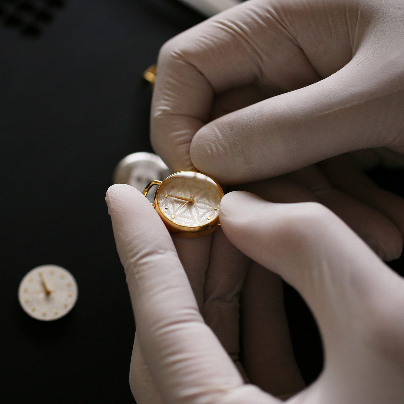 ＆Stories|金沢の時計職人が手掛けた 紋切り麻輪違柄に見惚れる腕時計〈漆黒色〉[本革 時計：日本製]