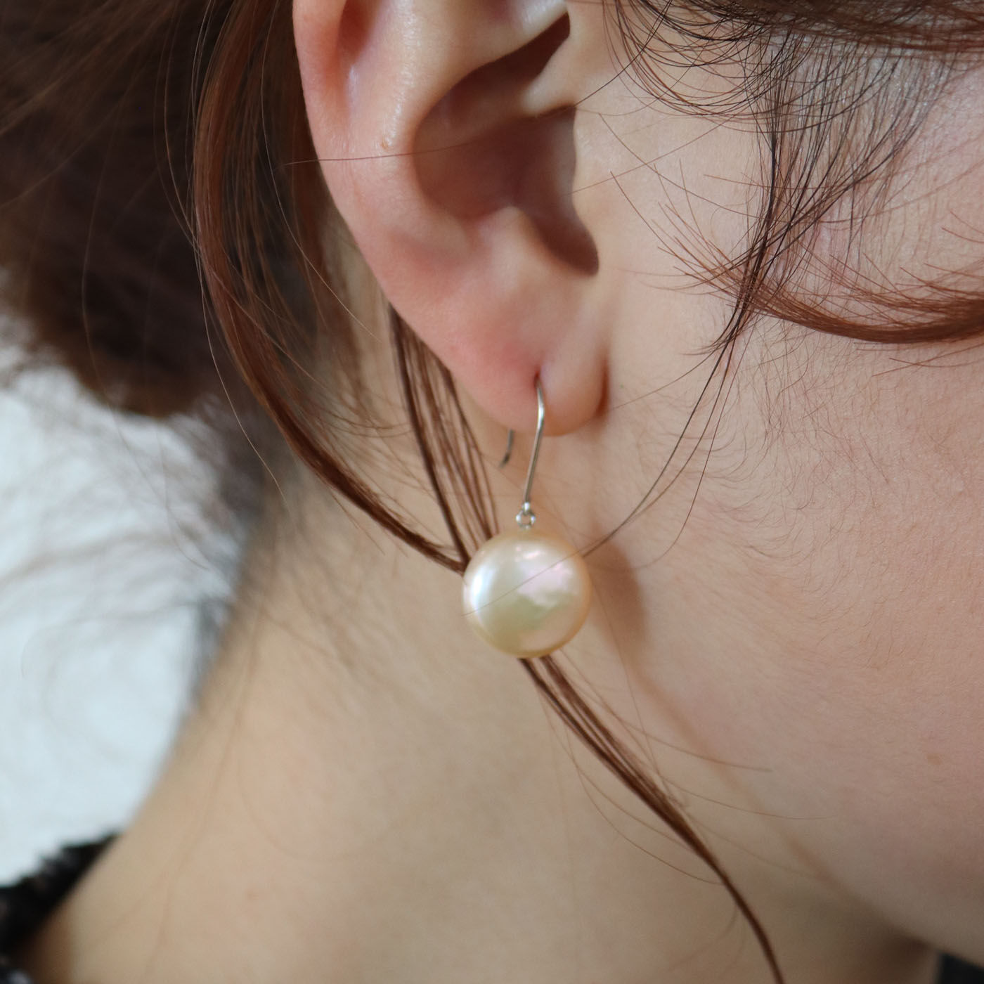 ＆Stories|神戸の老舗真珠メーカーが手掛けた　コインパールの耳飾り〈シルバー925〉