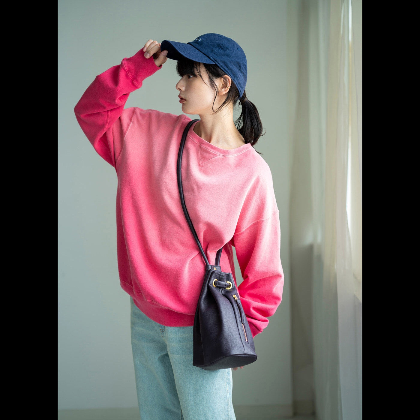 ＆Stories|福岡の鞄作家が作った 職人本革の巾着バッグ〈葡萄色〉|持ち手の長さは変えられるので、短くして手持ちに、長くしてポシェット風にも持てる2-WAY仕様。
